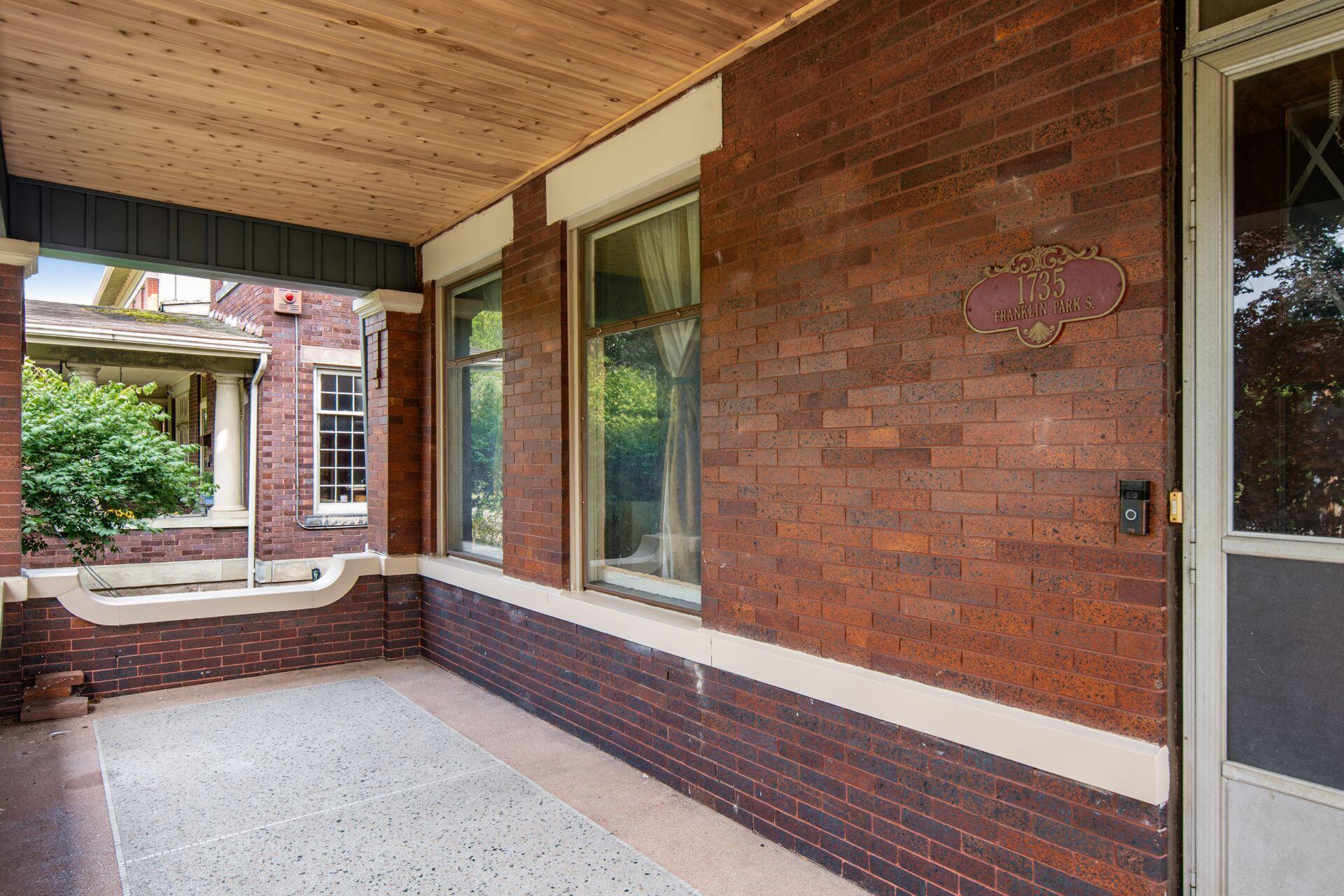 1735 Franklin Park S Property Photo 4