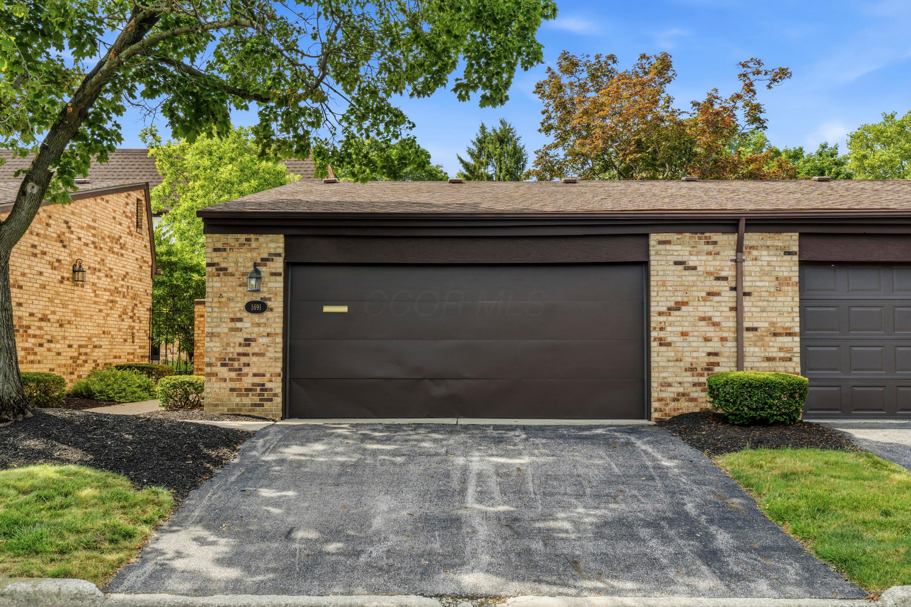 1691 Arlingate Drive N Property Photo 3