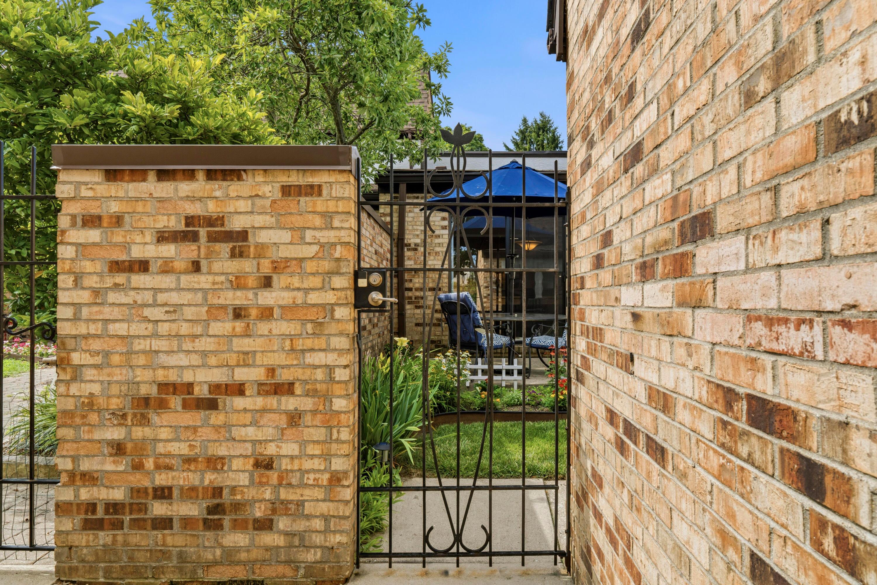 1691 Arlingate Drive N Property Photo 4