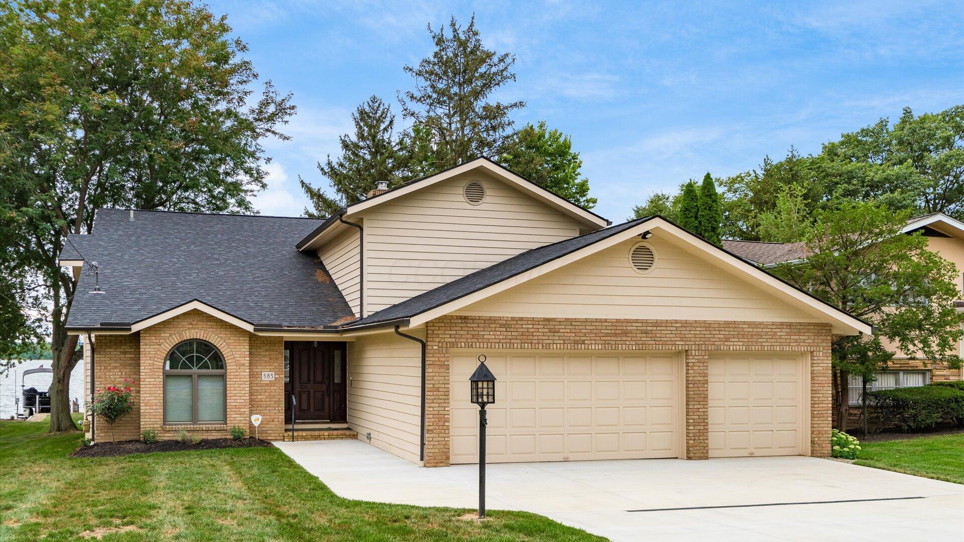 385 Lakeshore Drive W Property Photo 1