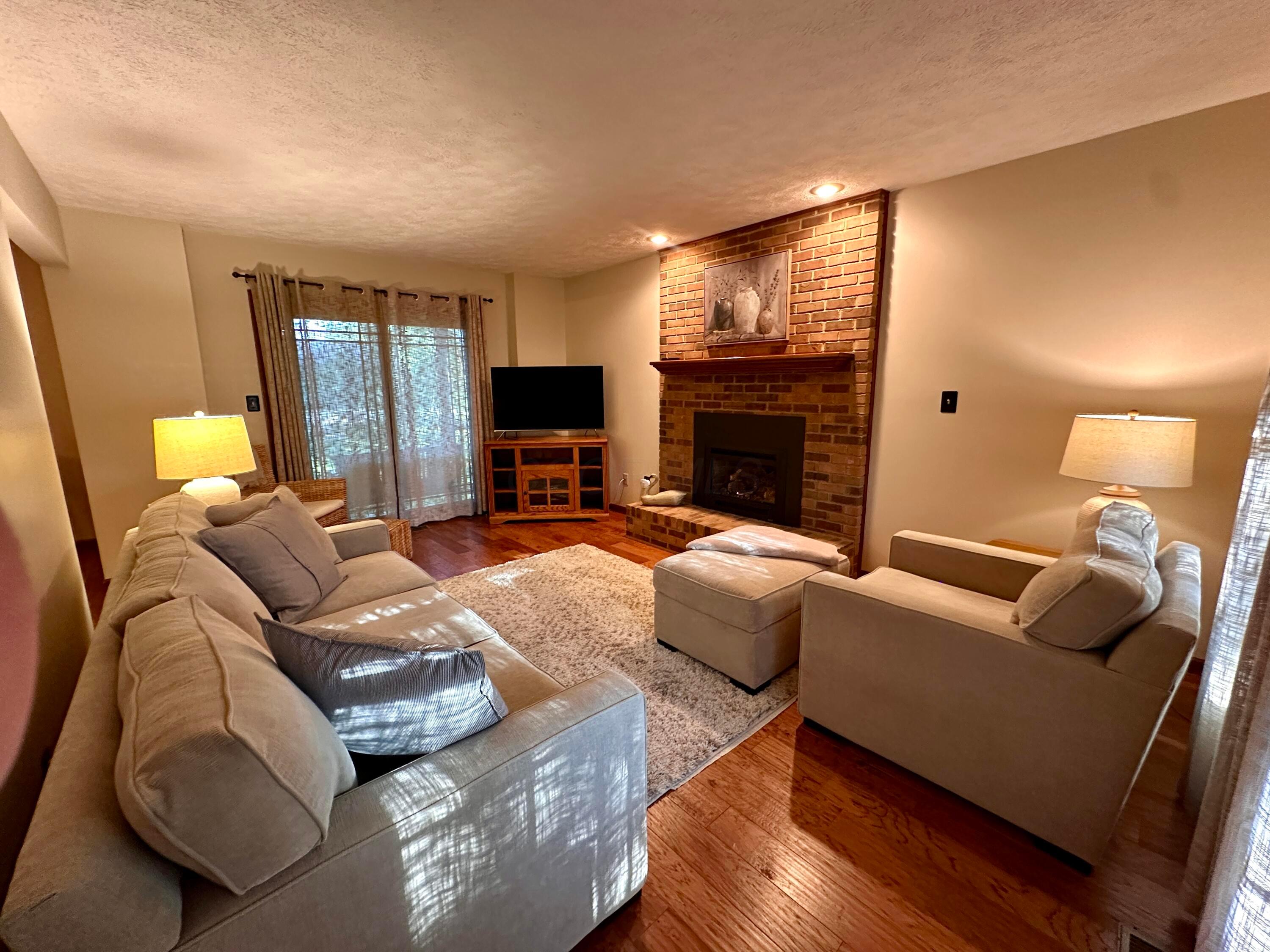 605 Oakwood Drive Property Photo 3