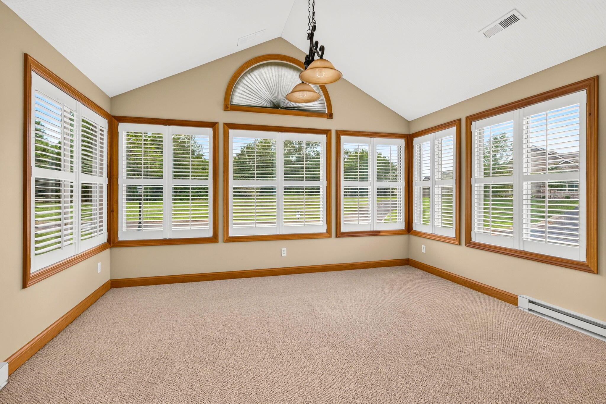 1639 Crossing Boulevard Property Photo 8