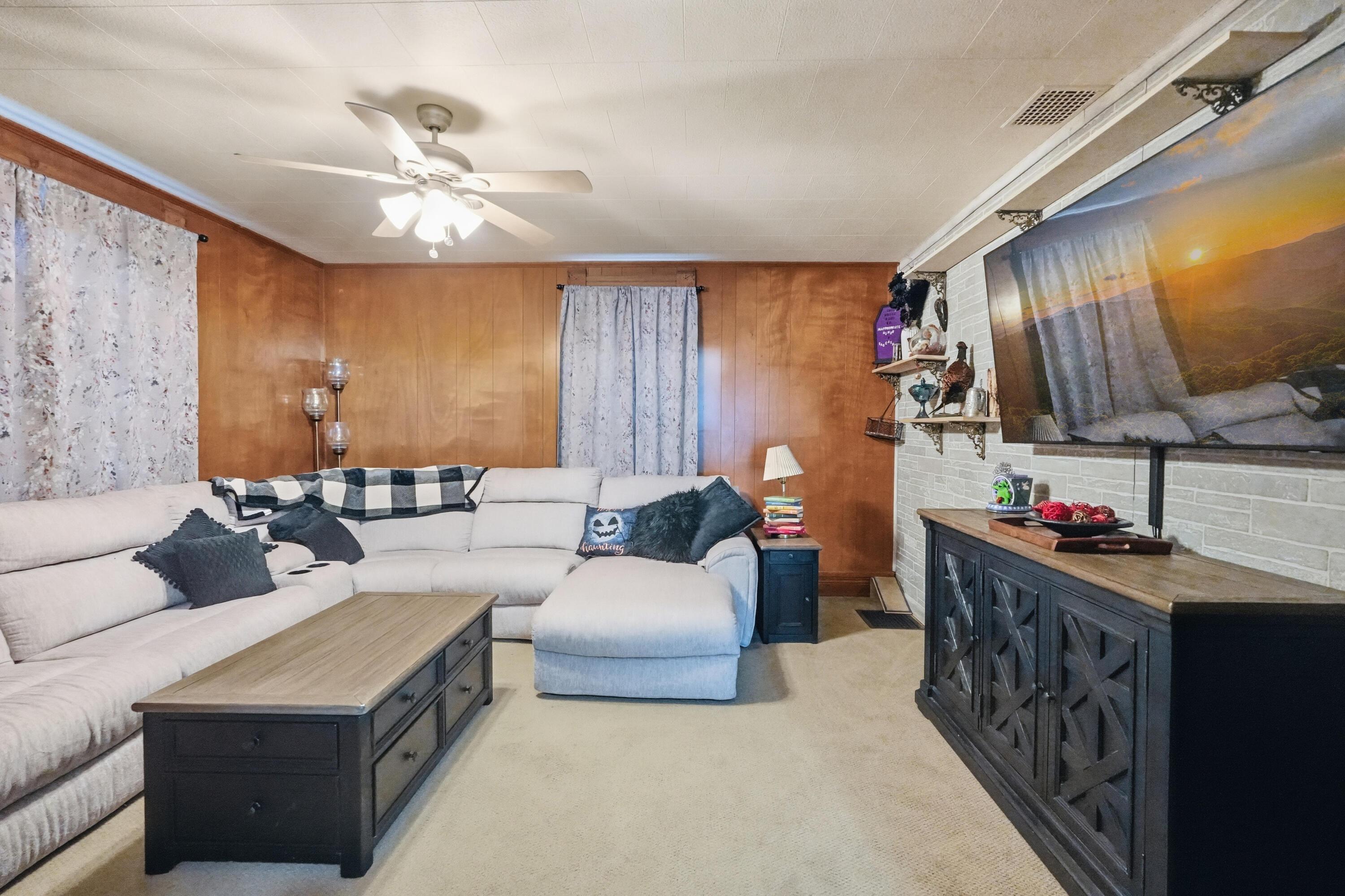 127 E High Street Property Photo 2