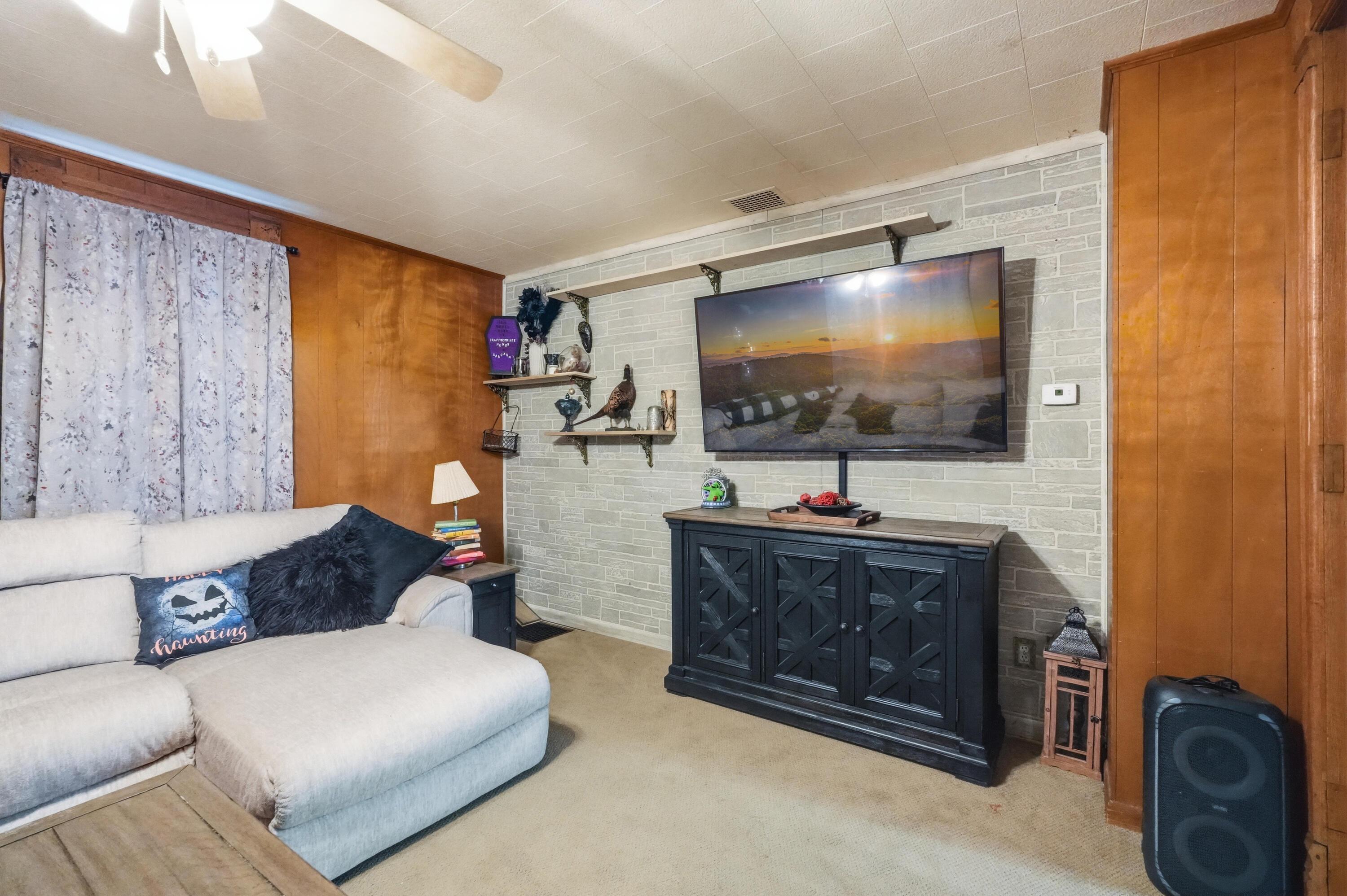127 E High Street Property Photo 4