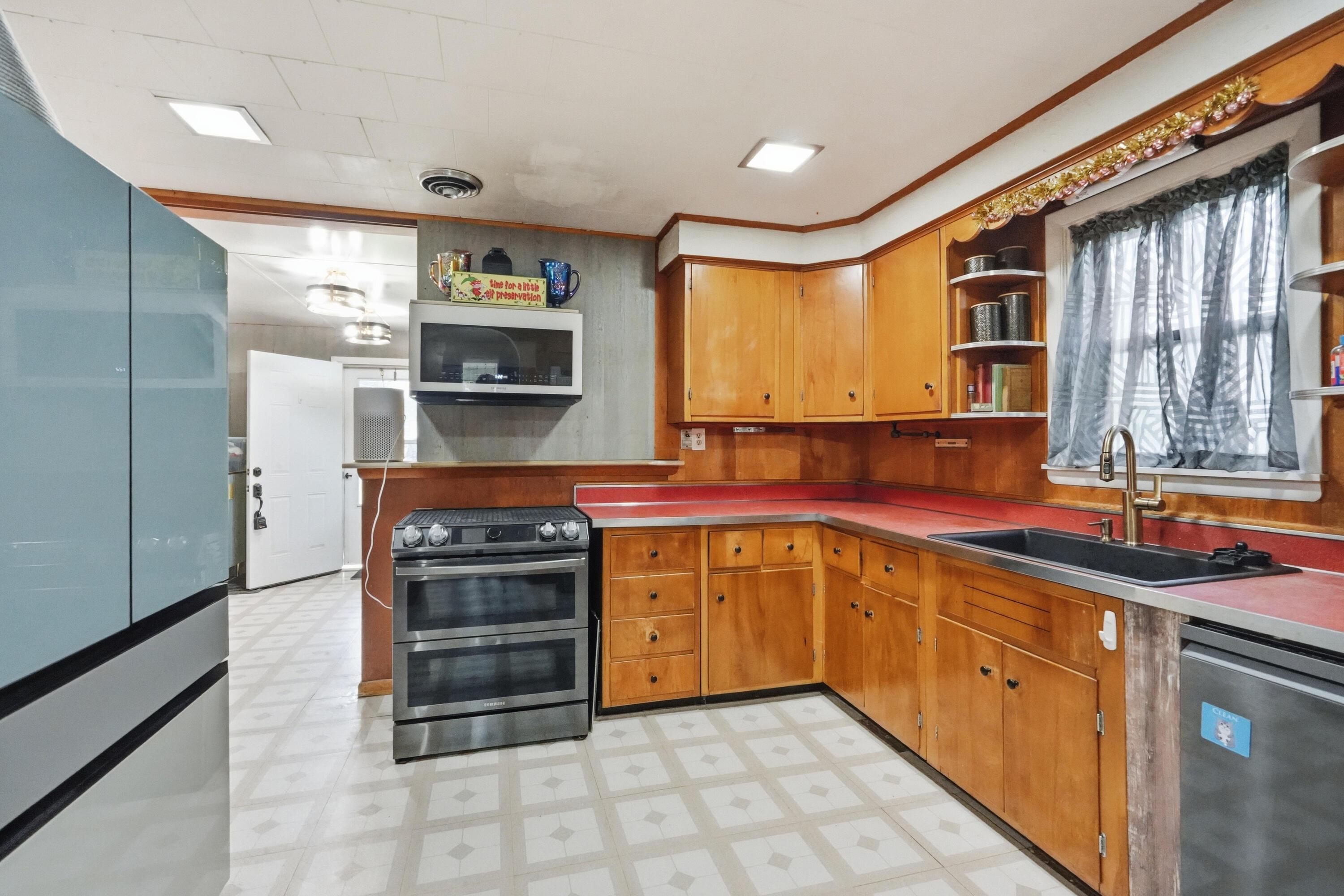 127 E High Street Property Photo 8