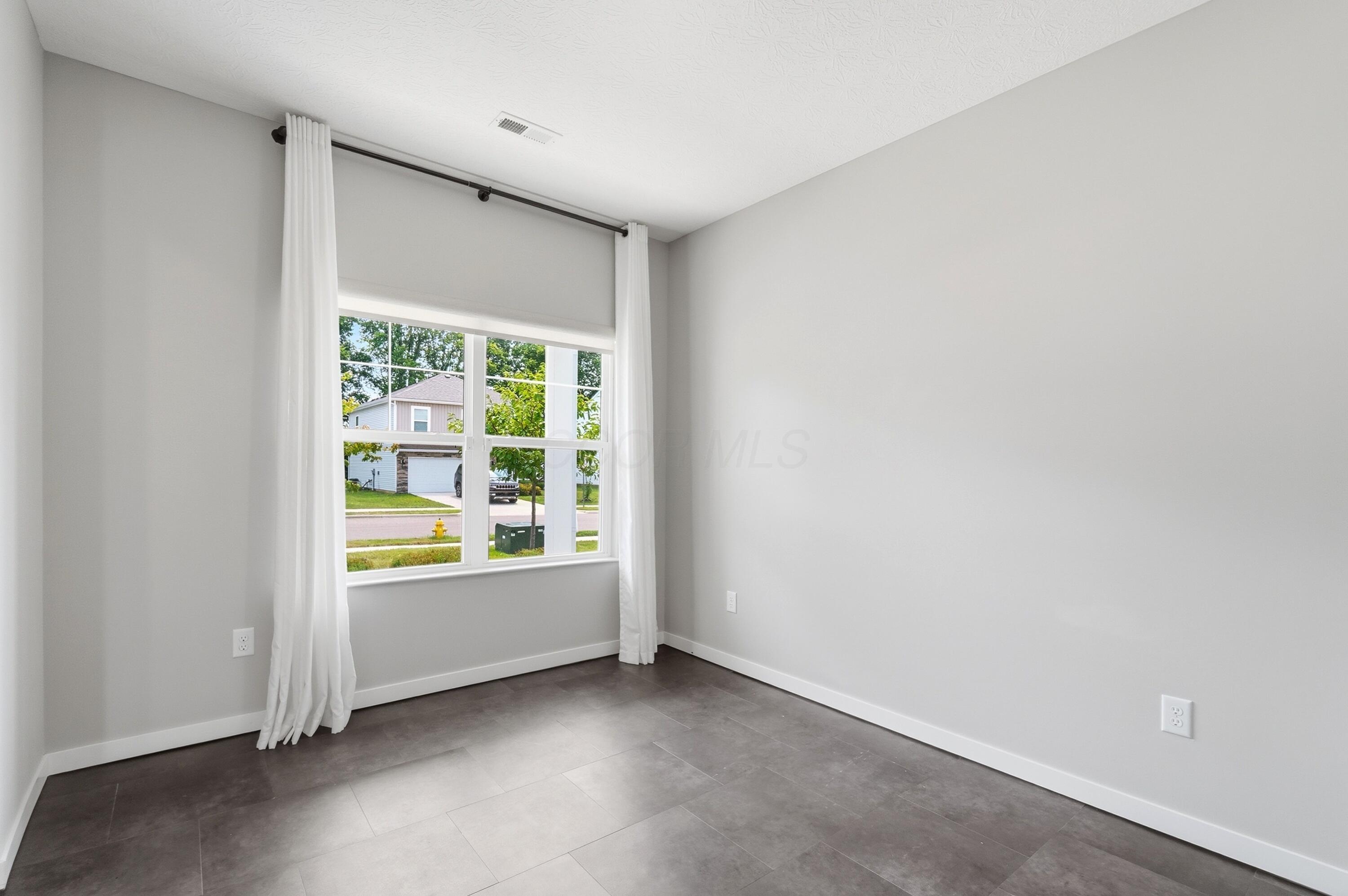 384 Kells Court E Property Photo 13