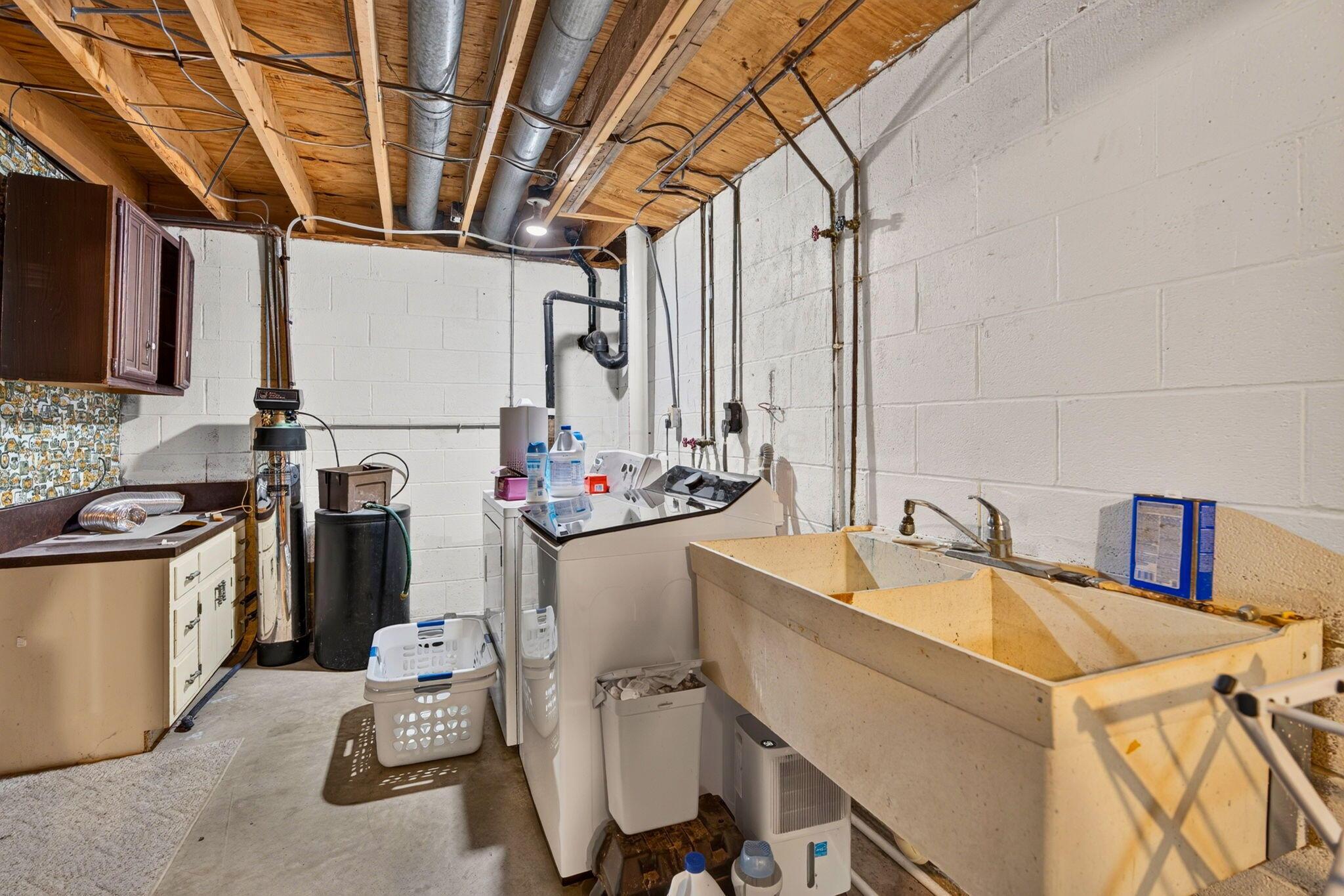 111 E Hocking Street Property Photo 83
