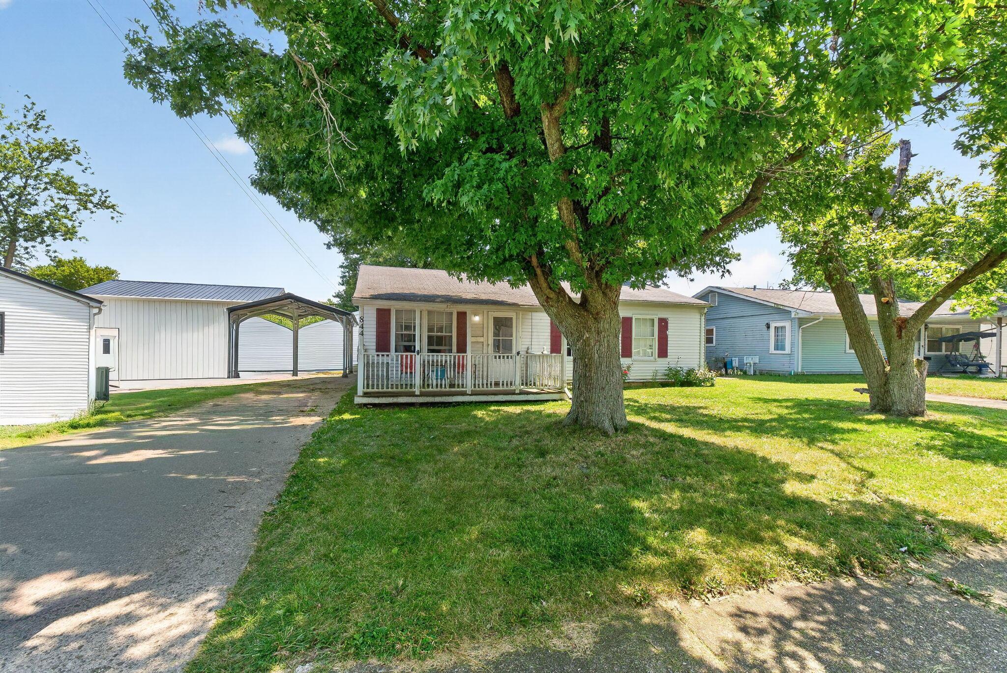 844 Central Drive Property Photo 2