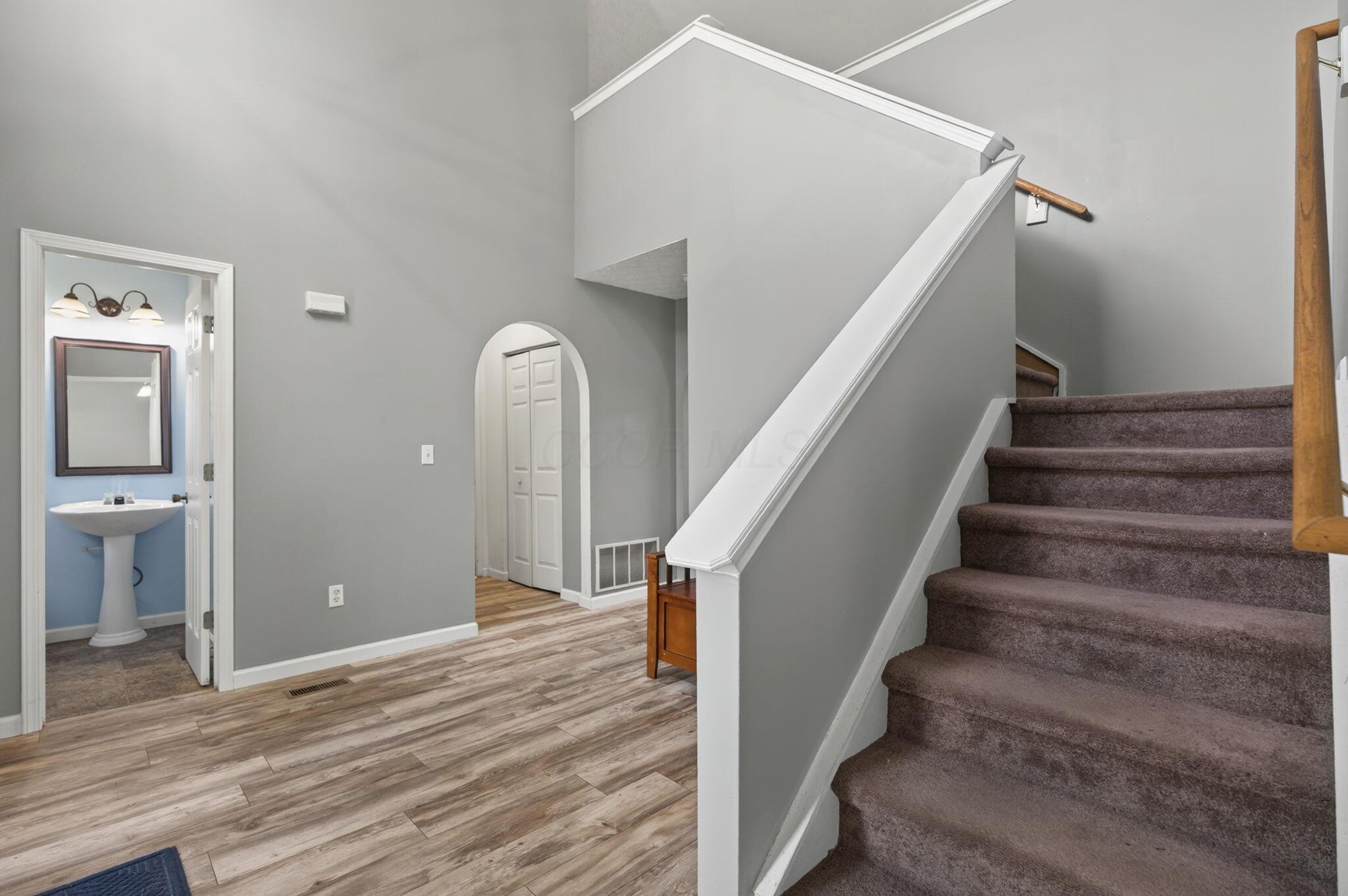 156 Knights Bridge Drive E Property Photo 3
