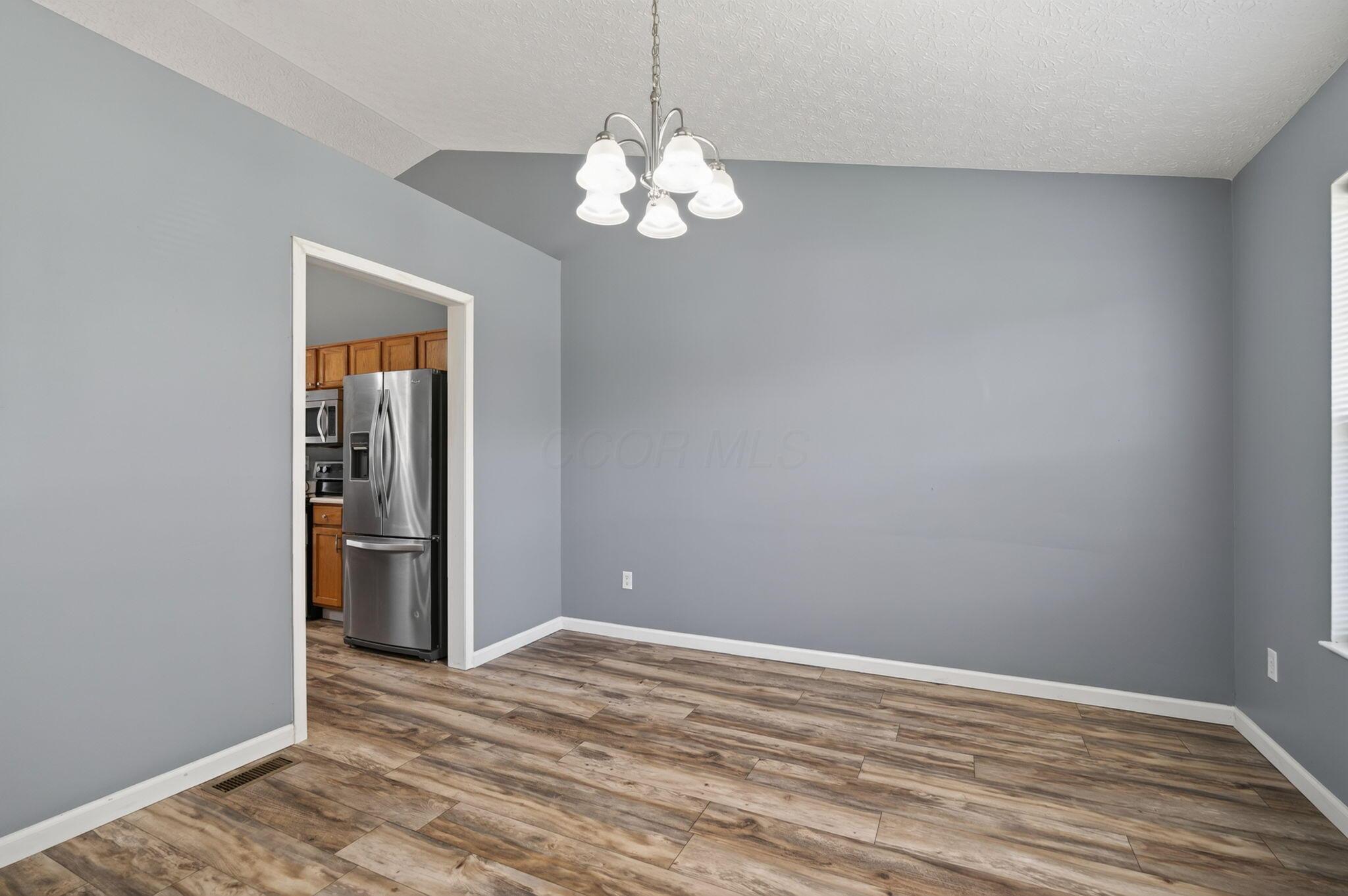 156 Knights Bridge Drive E Property Photo 6