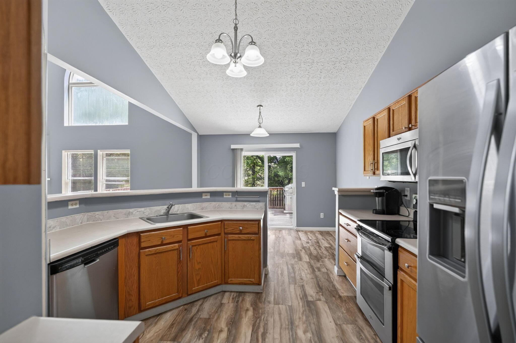 156 Knights Bridge Drive E Property Photo 8