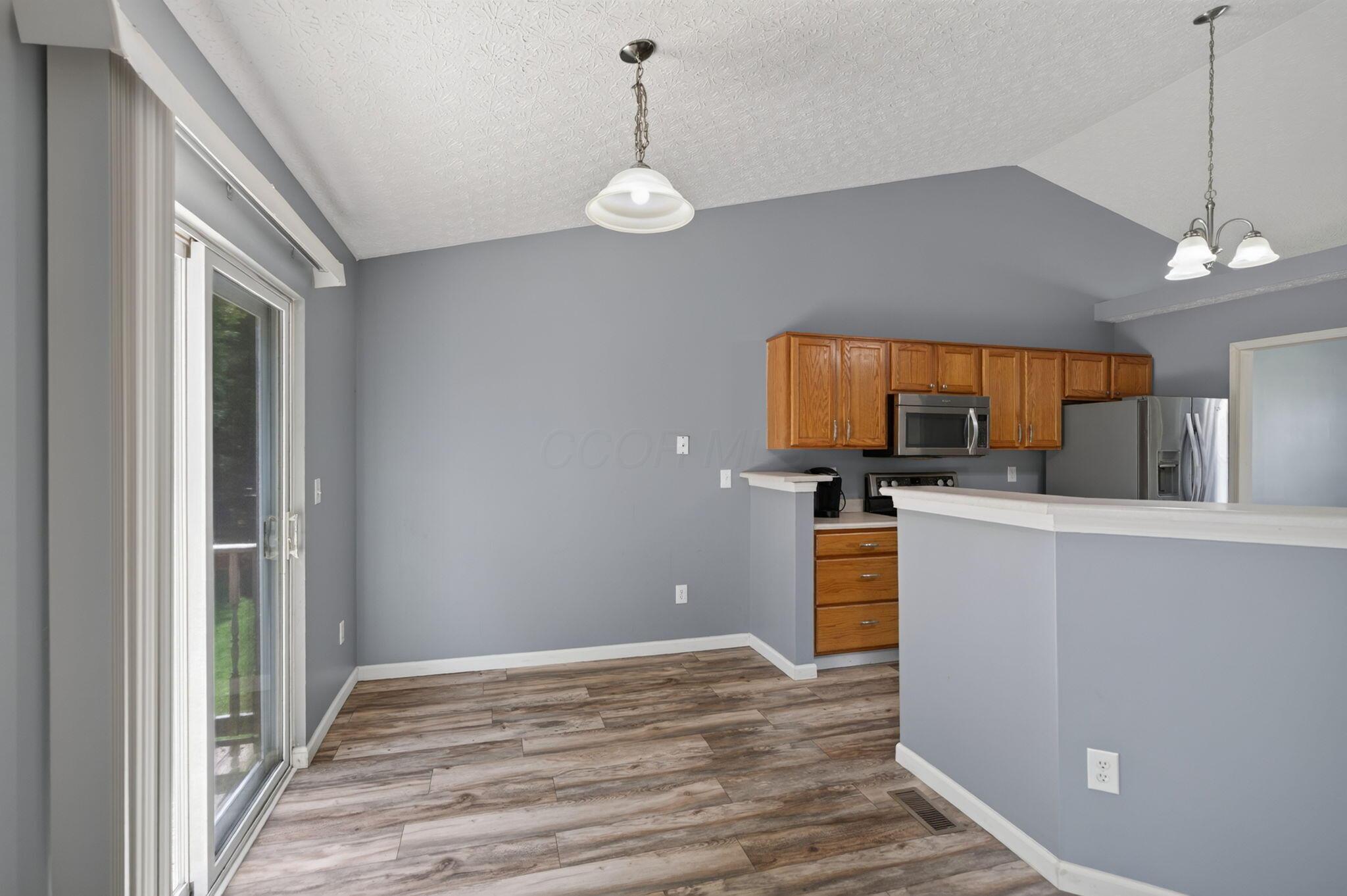 156 Knights Bridge Drive E Property Photo 13