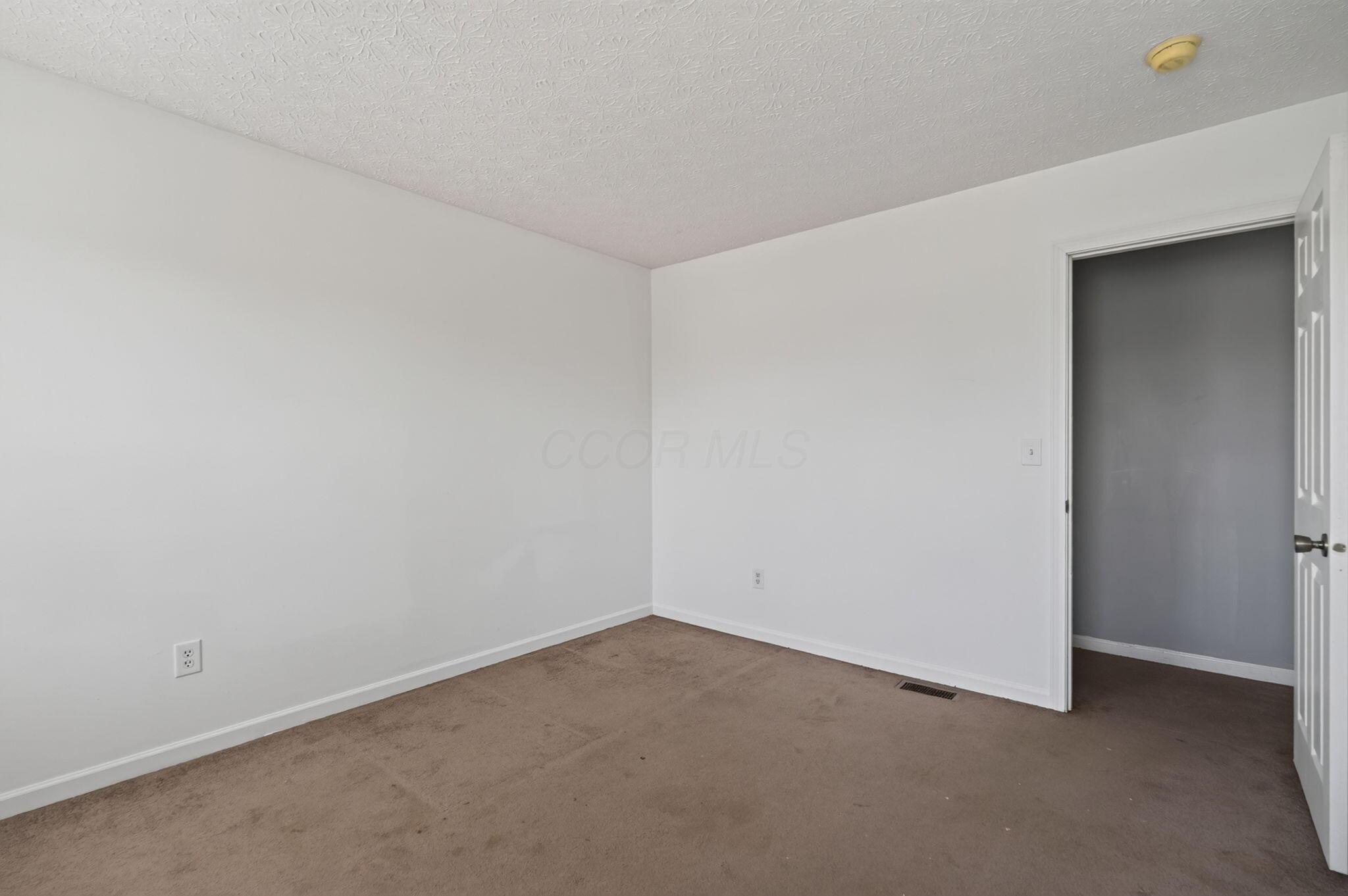 156 Knights Bridge Drive E Property Photo 25