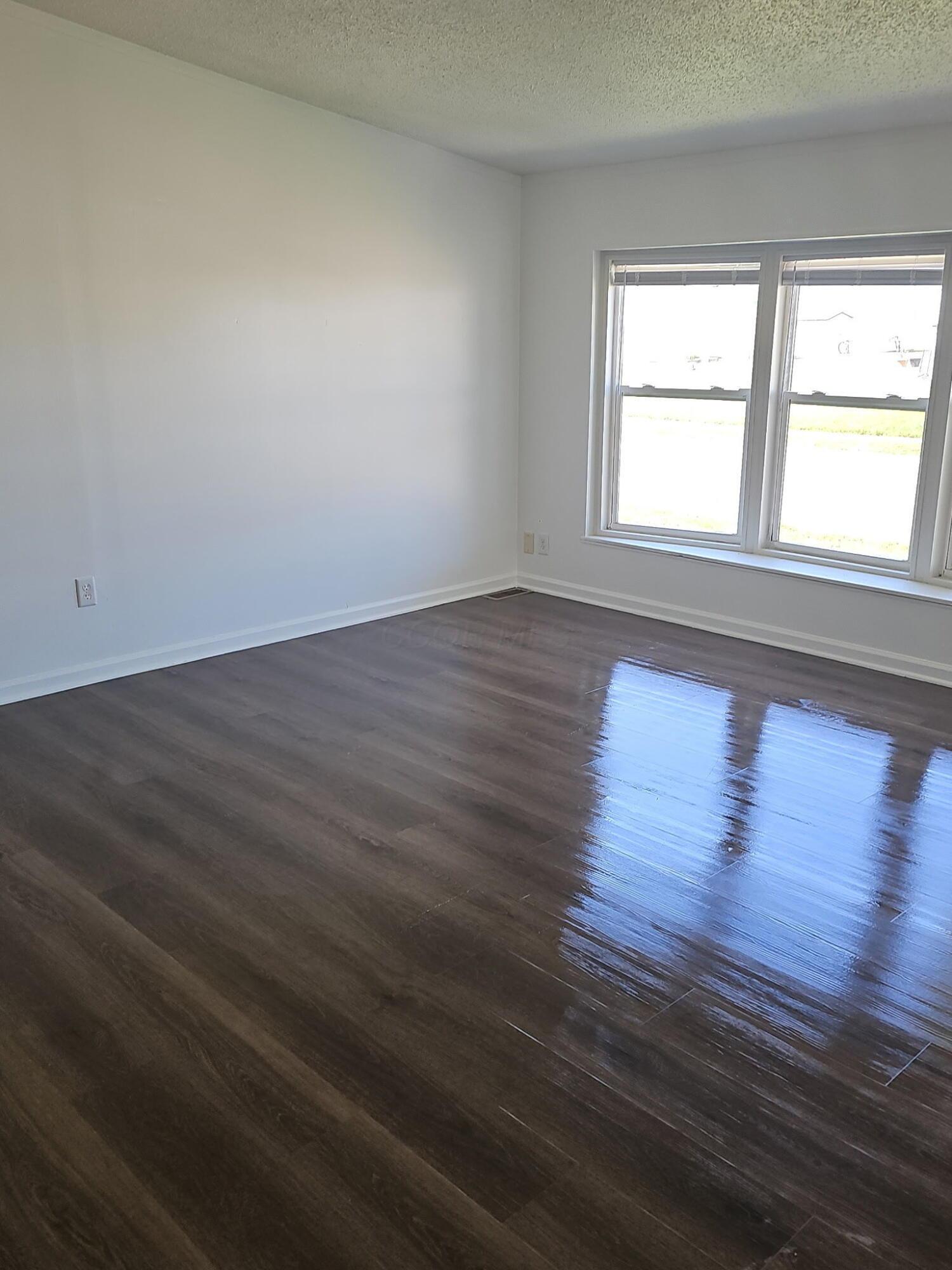 215 Rona Boulevard Property Photo 2