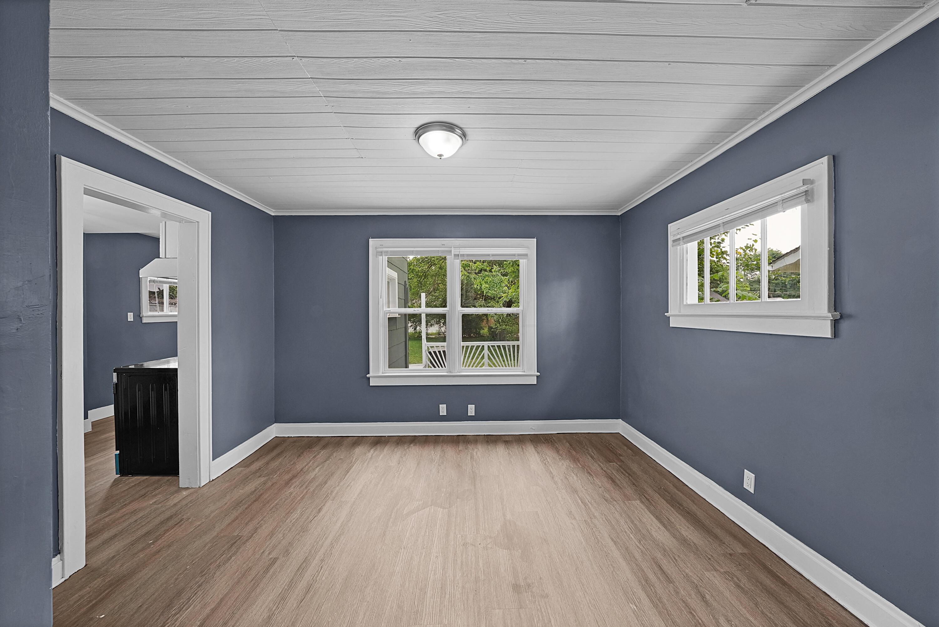 558 S Ogden Avenue Property Photo 10