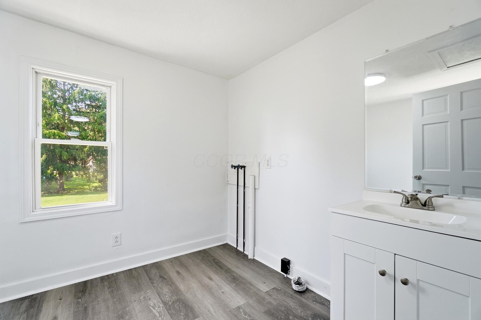 226029446 Property Photo 33