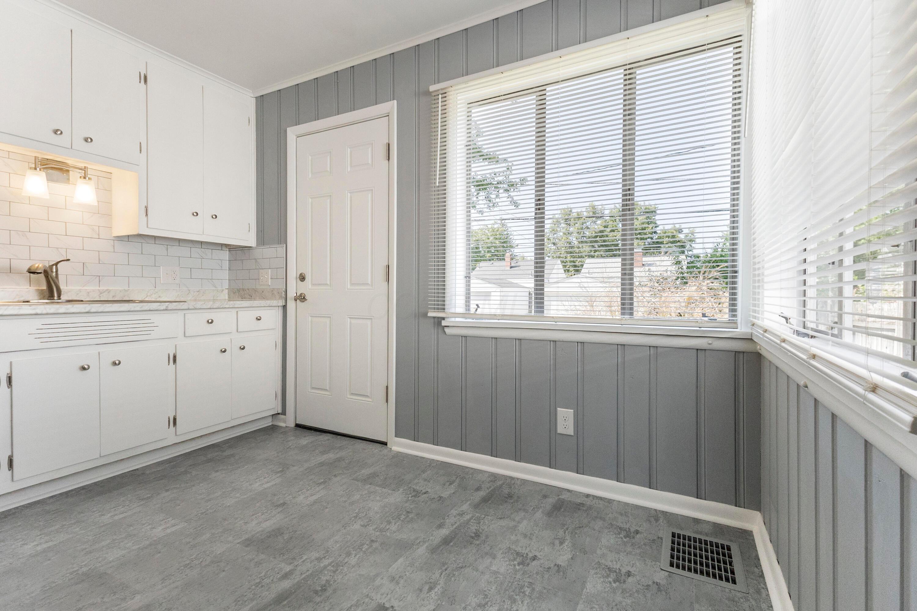 534 E Royal Forest Boulevard Property Photo 6