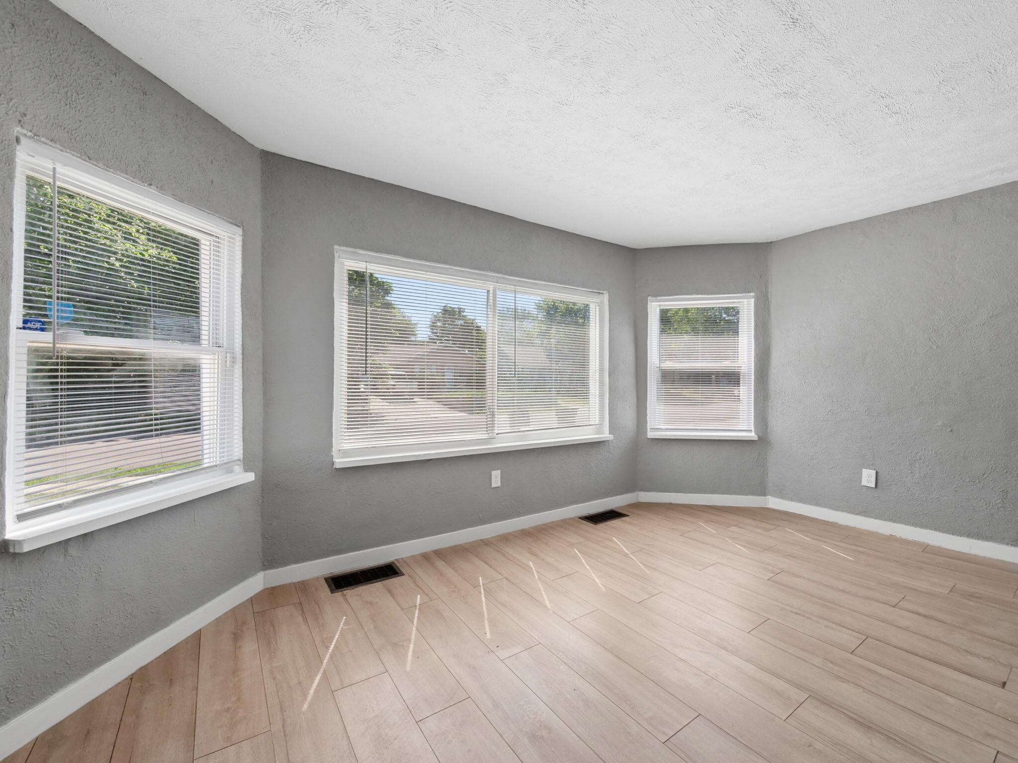 2247 Esmeralda Avenue Property Photo 8