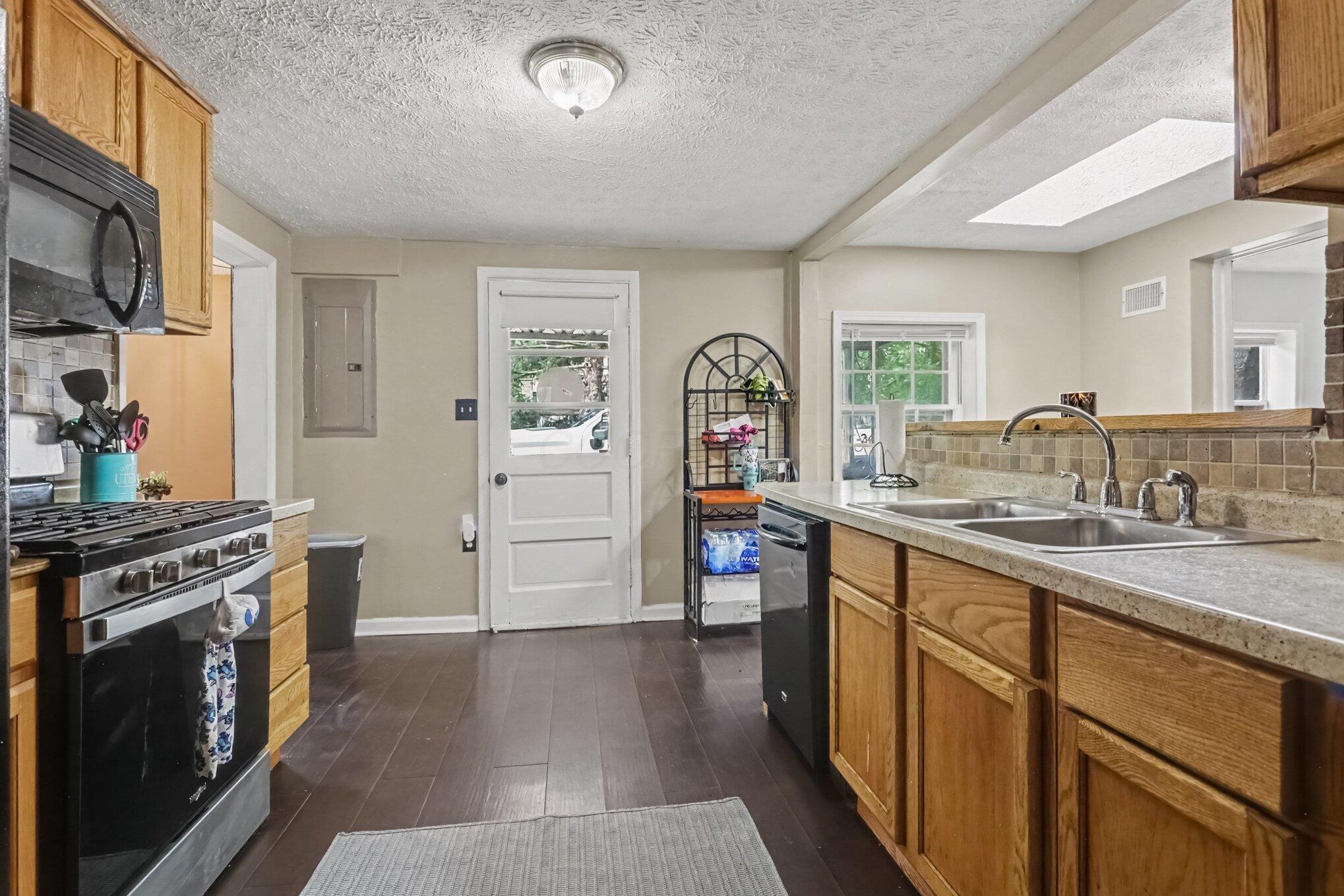 2806 Minerva Avenue Property Photo 9