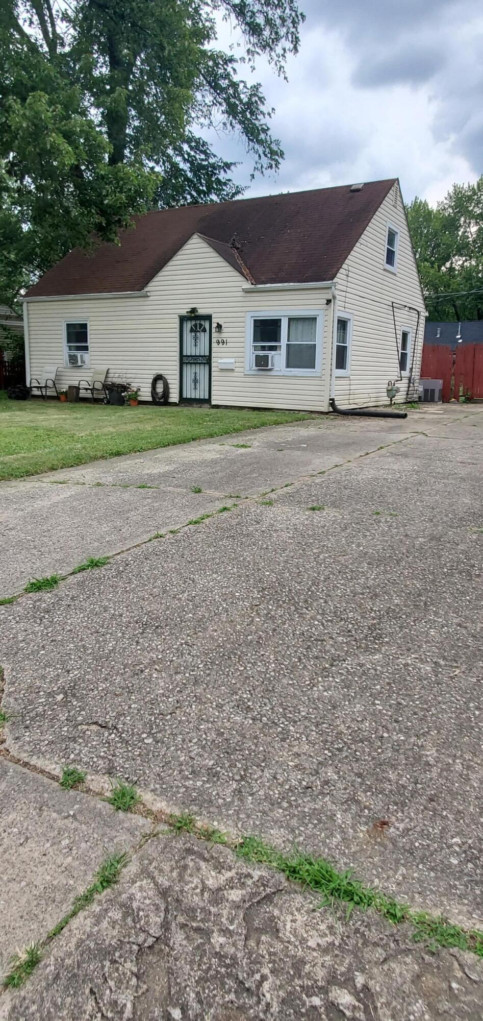 991 Dimson Drive E Property Photo 1