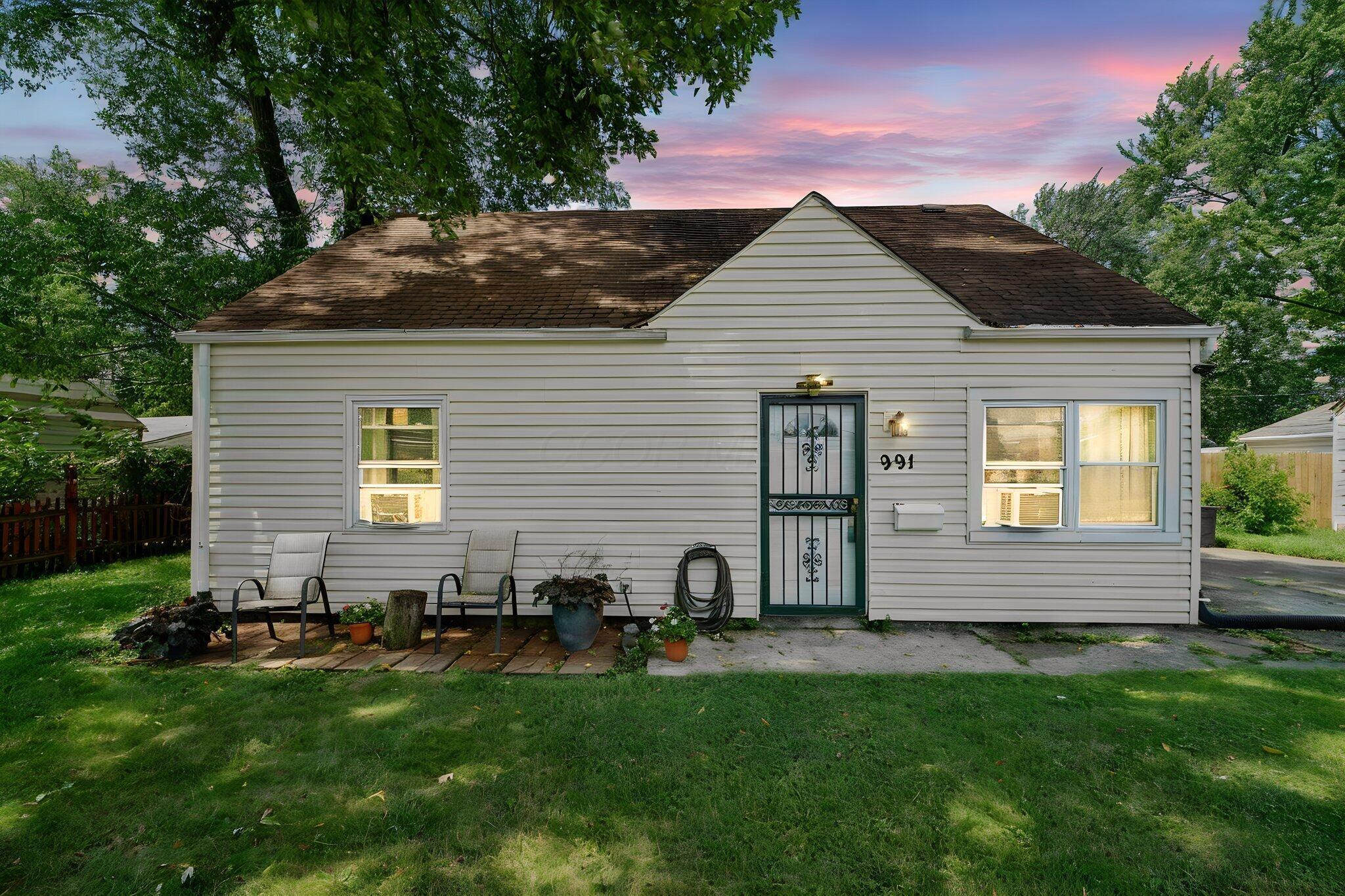 991 Dimson Drive E Property Photo 3