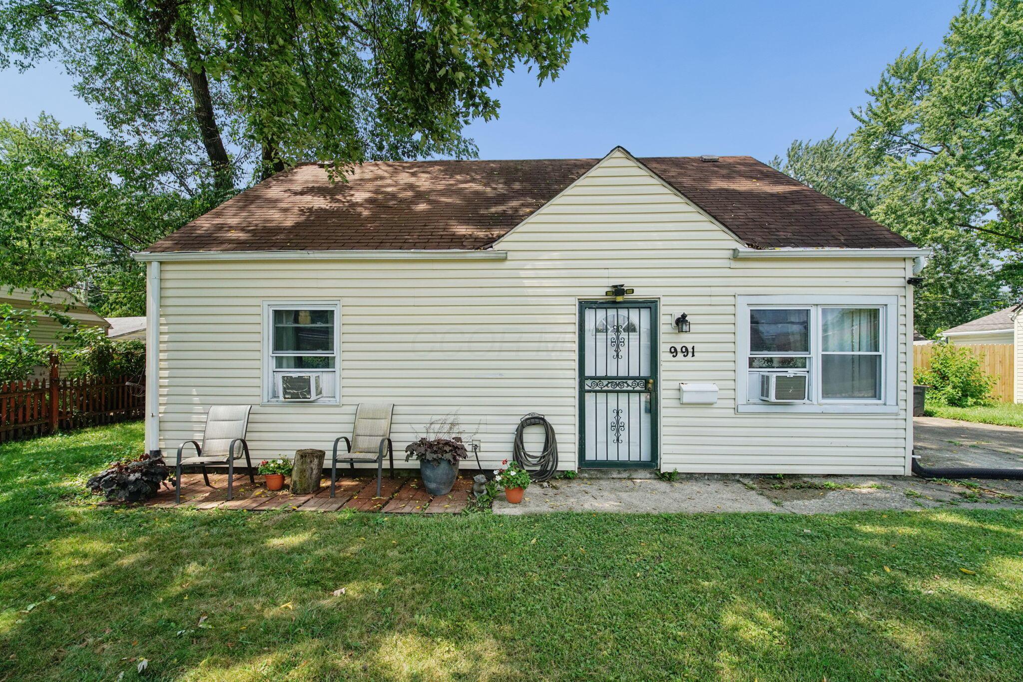 991 Dimson Drive E Property Photo 4
