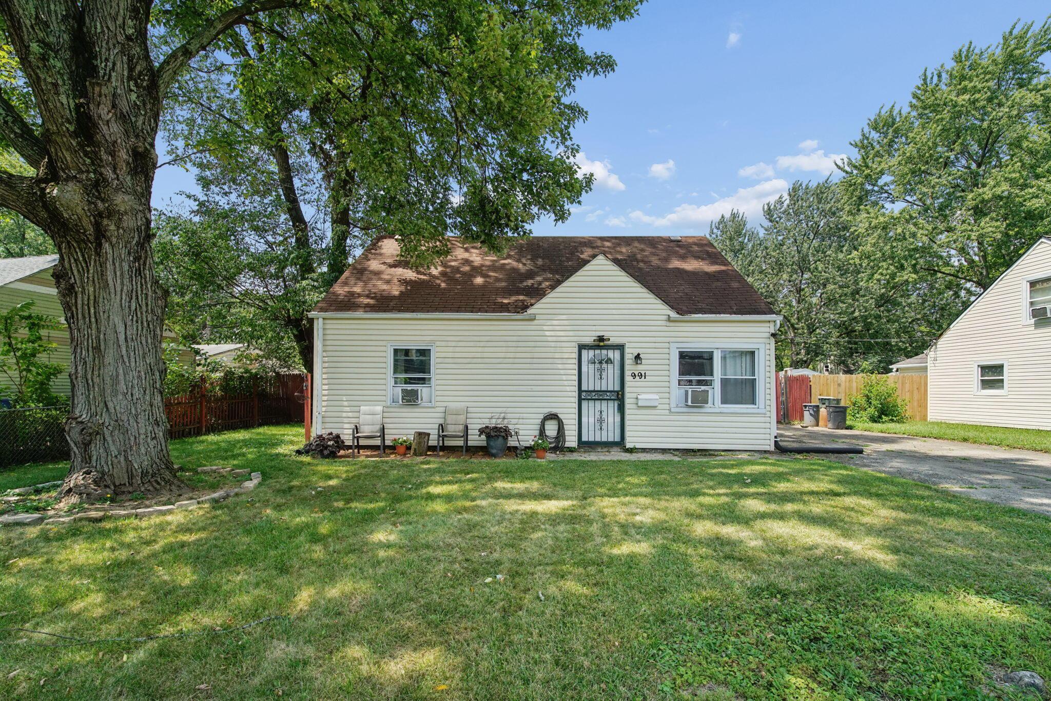 991 Dimson Drive E Property Photo 5