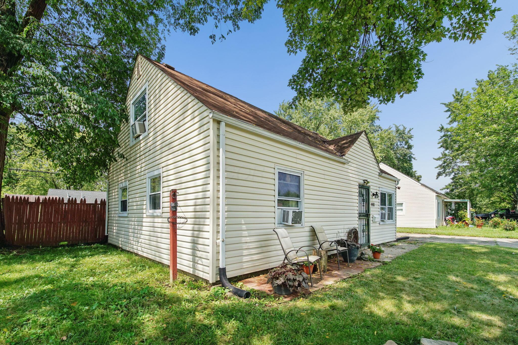 991 Dimson Drive E Property Photo 6
