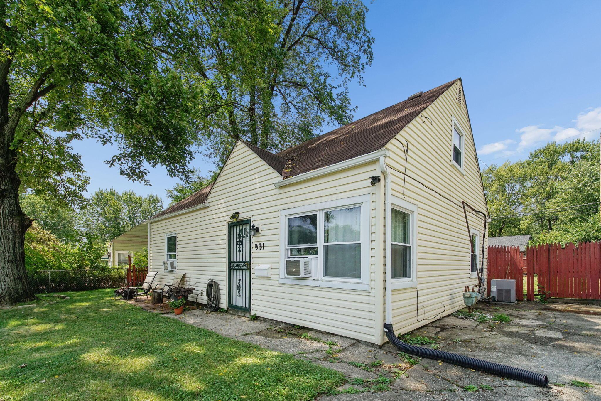 991 Dimson Drive E Property Photo 7