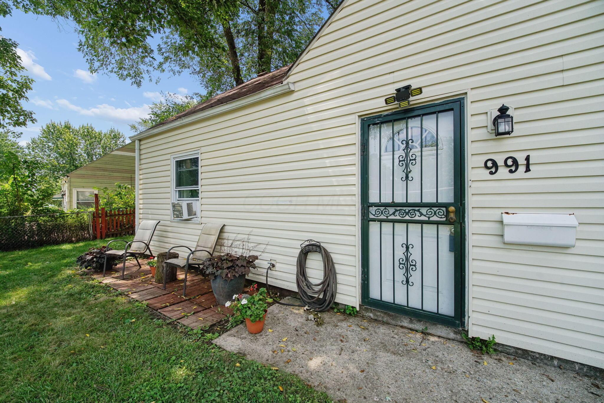 991 Dimson Drive E Property Photo 8