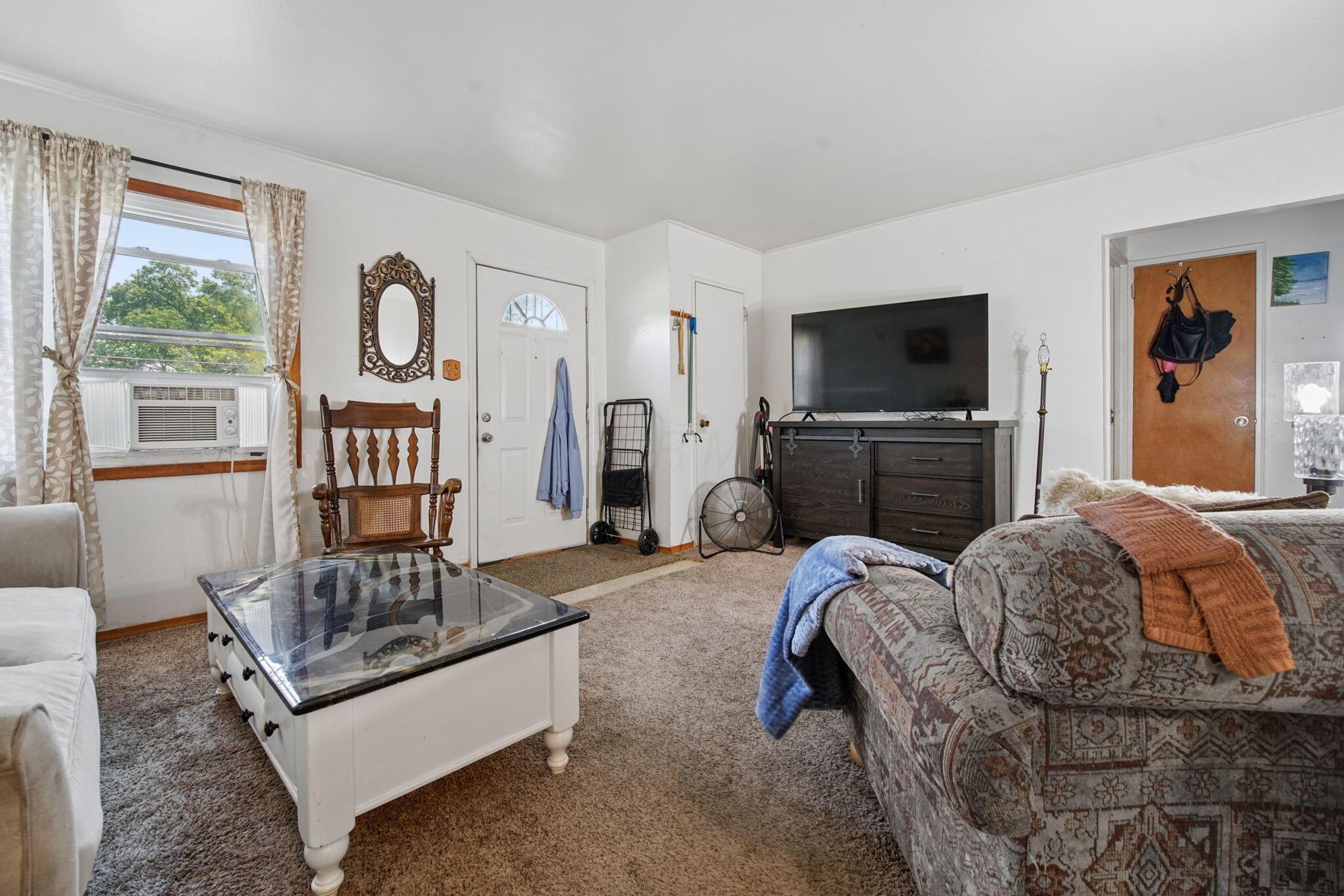 991 Dimson Drive E Property Photo 12