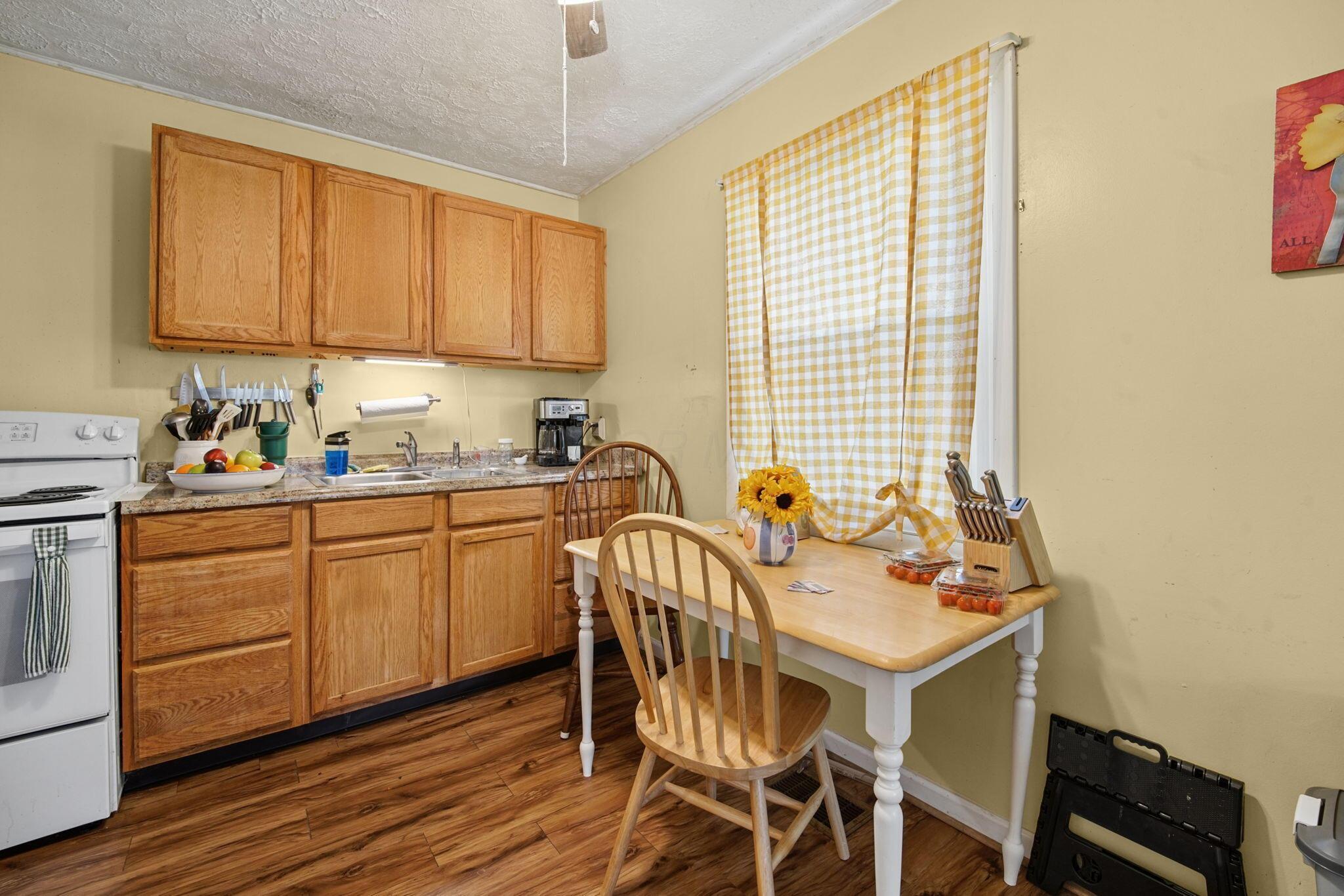 991 Dimson Drive E Property Photo 14