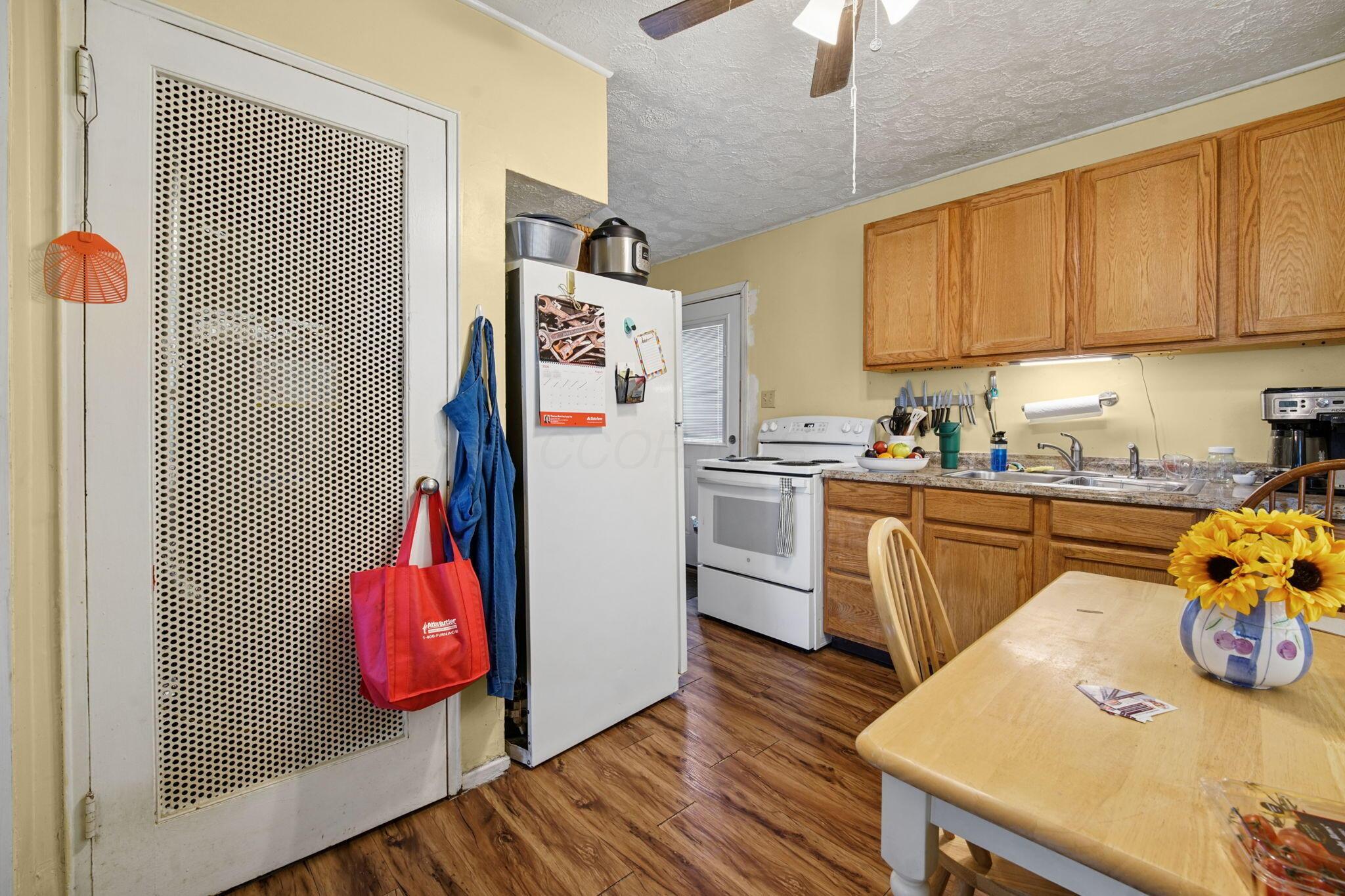 991 Dimson Drive E Property Photo 15