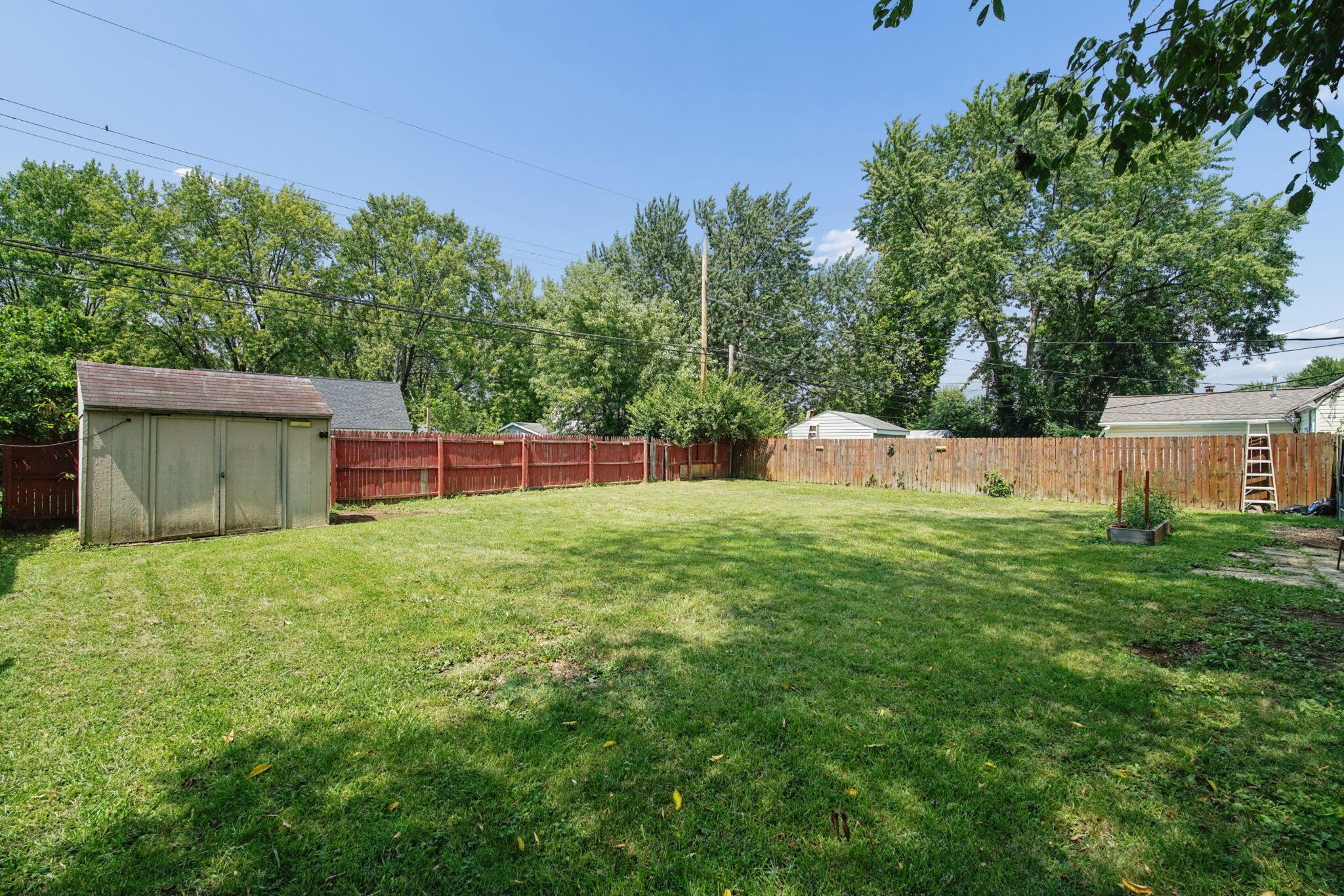 991 Dimson Drive E Property Photo 28