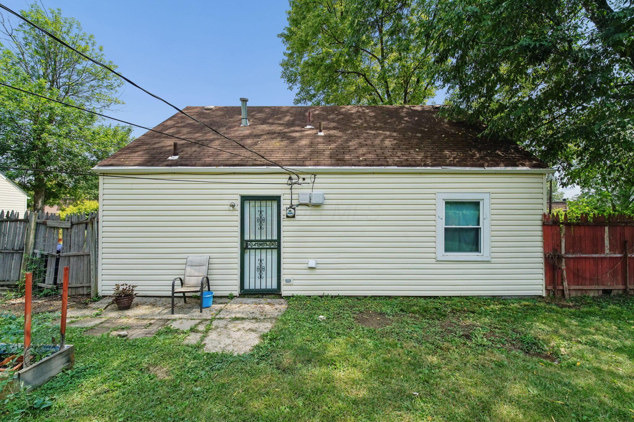 991 Dimson Drive E Property Photo 30