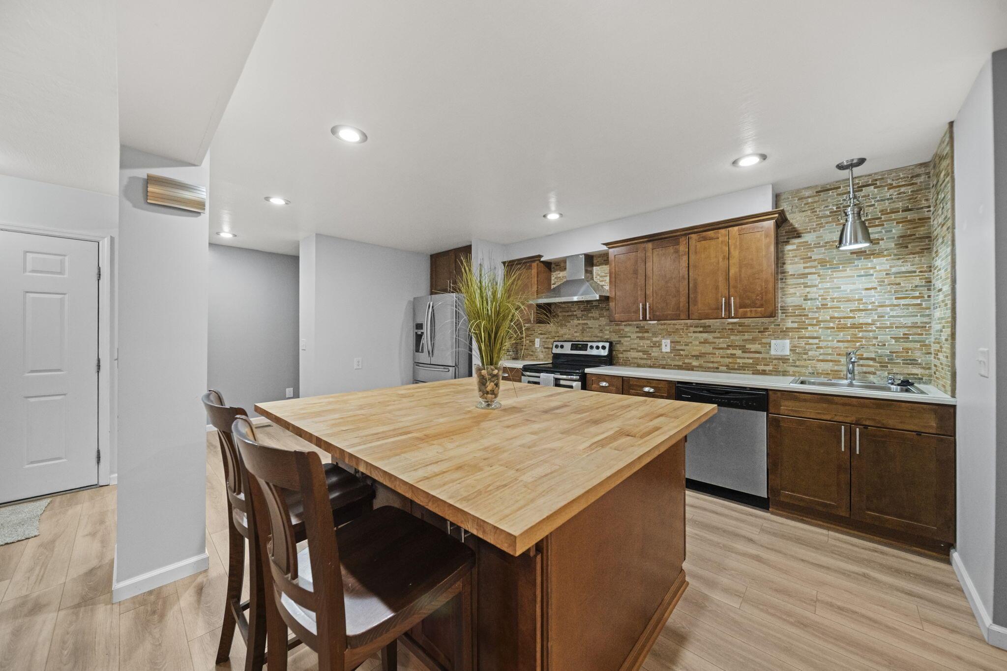 6752 Willow Grove Place E Property Photo 3