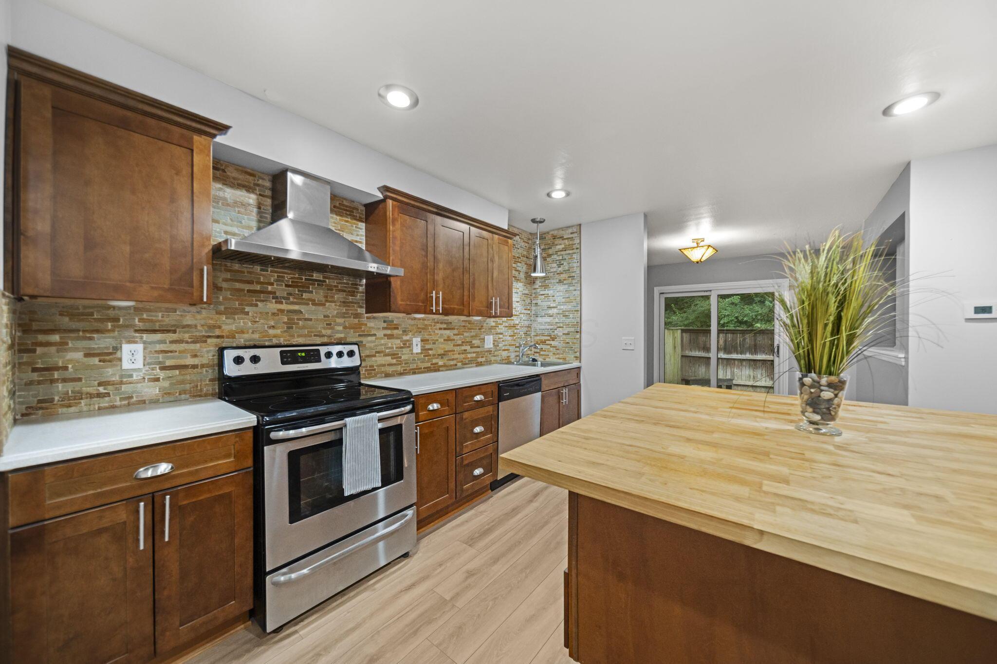 6752 Willow Grove Place E Property Photo 5