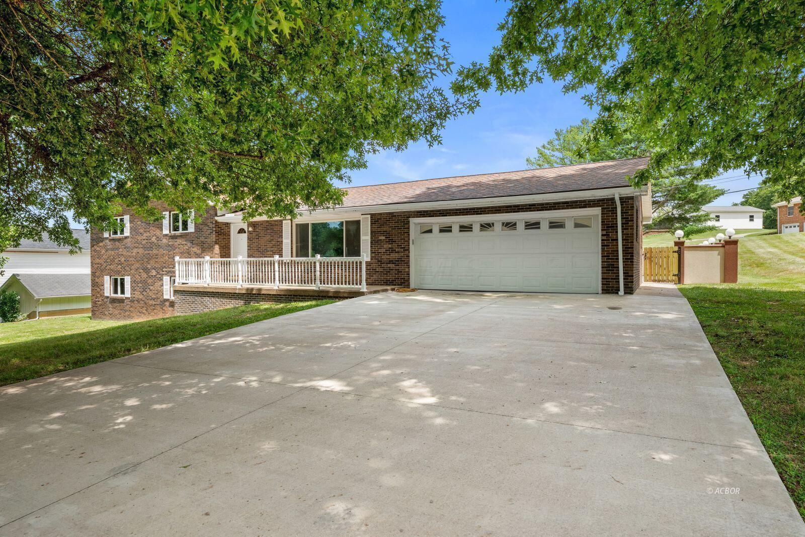 76 Debbie Drive Property Photo 1