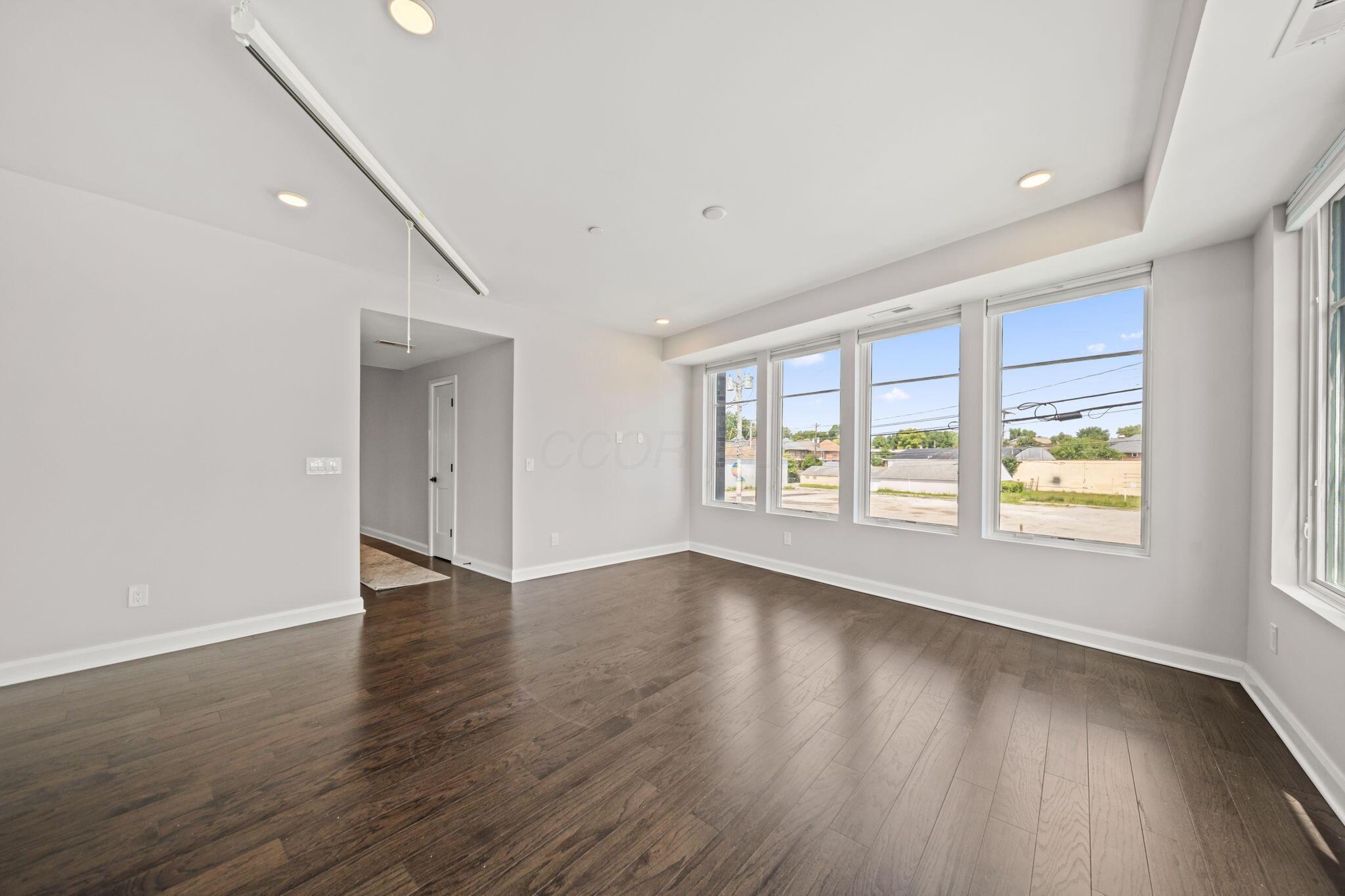 207 E 5th Avenue Property Photo 11