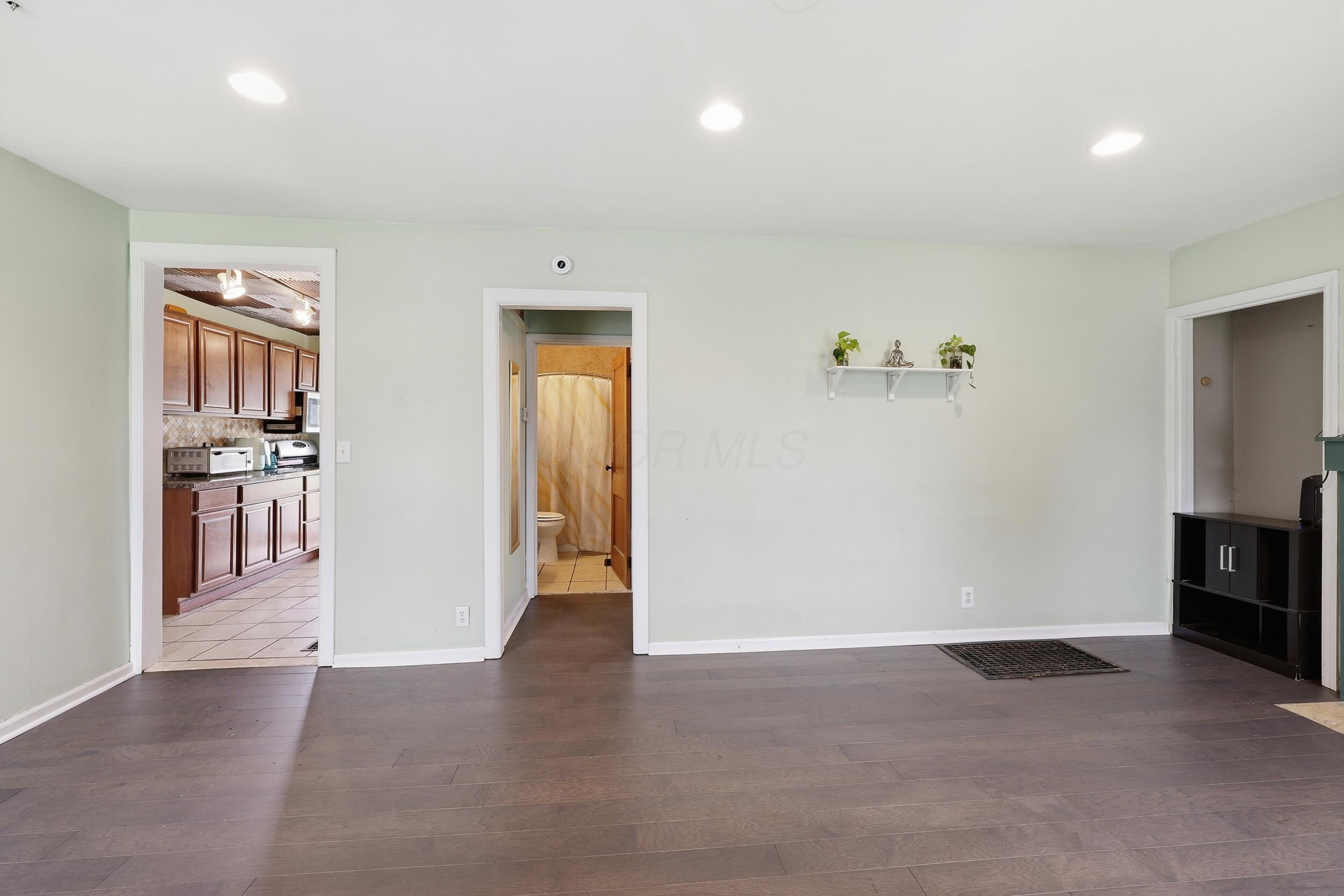 869 Binns Boulevard Property Photo 4