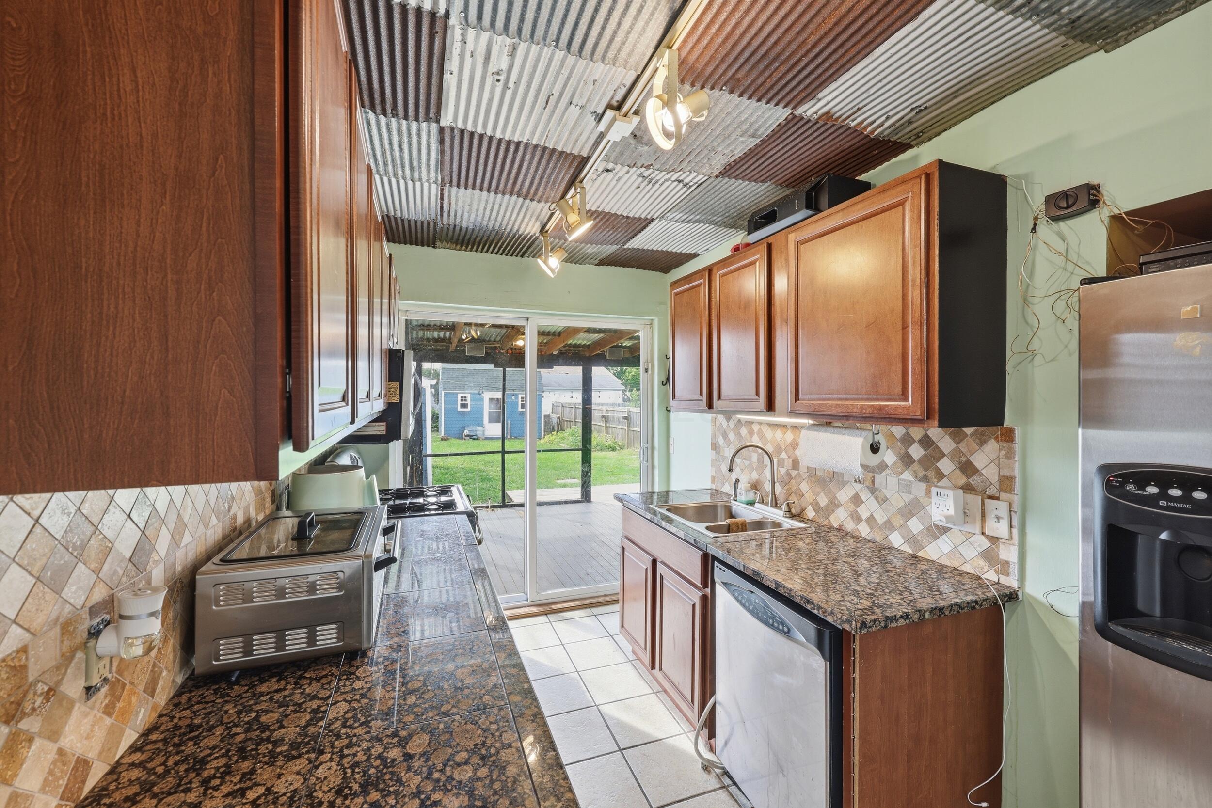 869 Binns Boulevard Property Photo 7