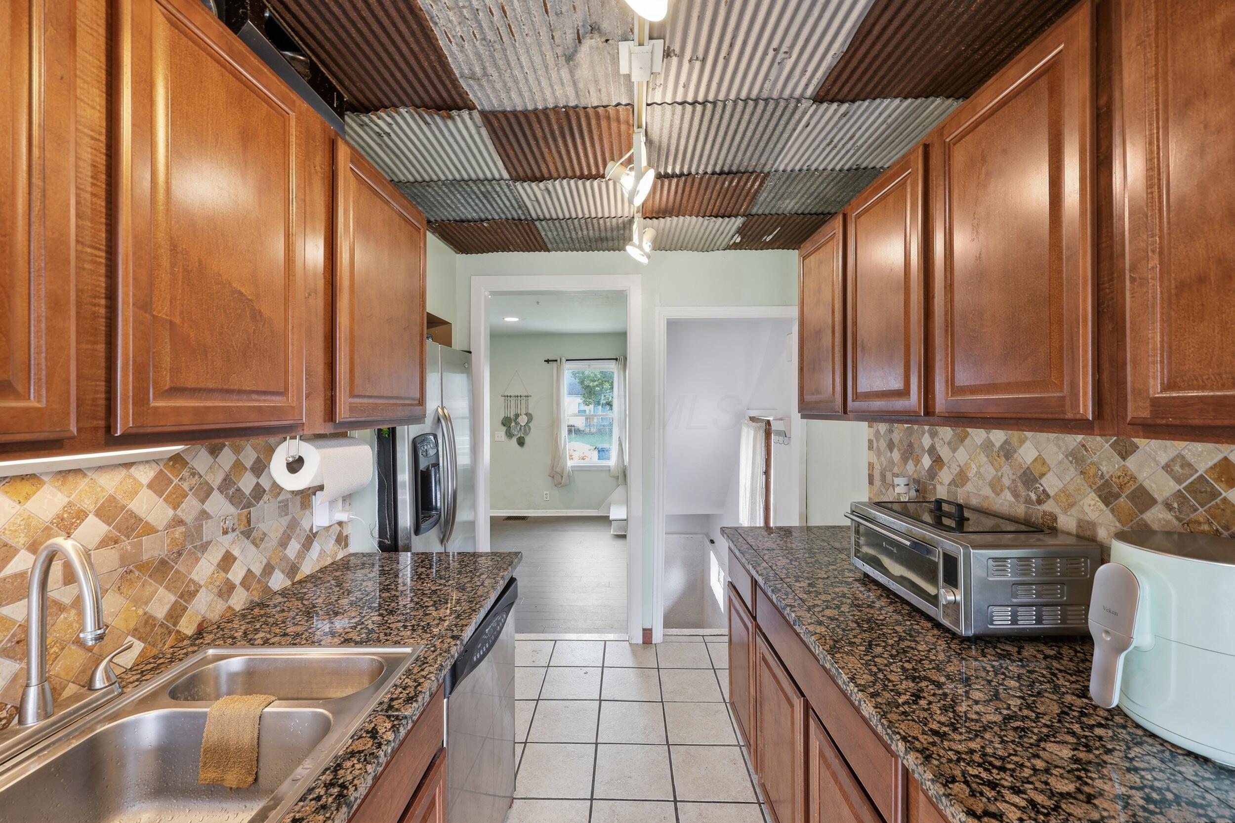 869 Binns Boulevard Property Photo 8