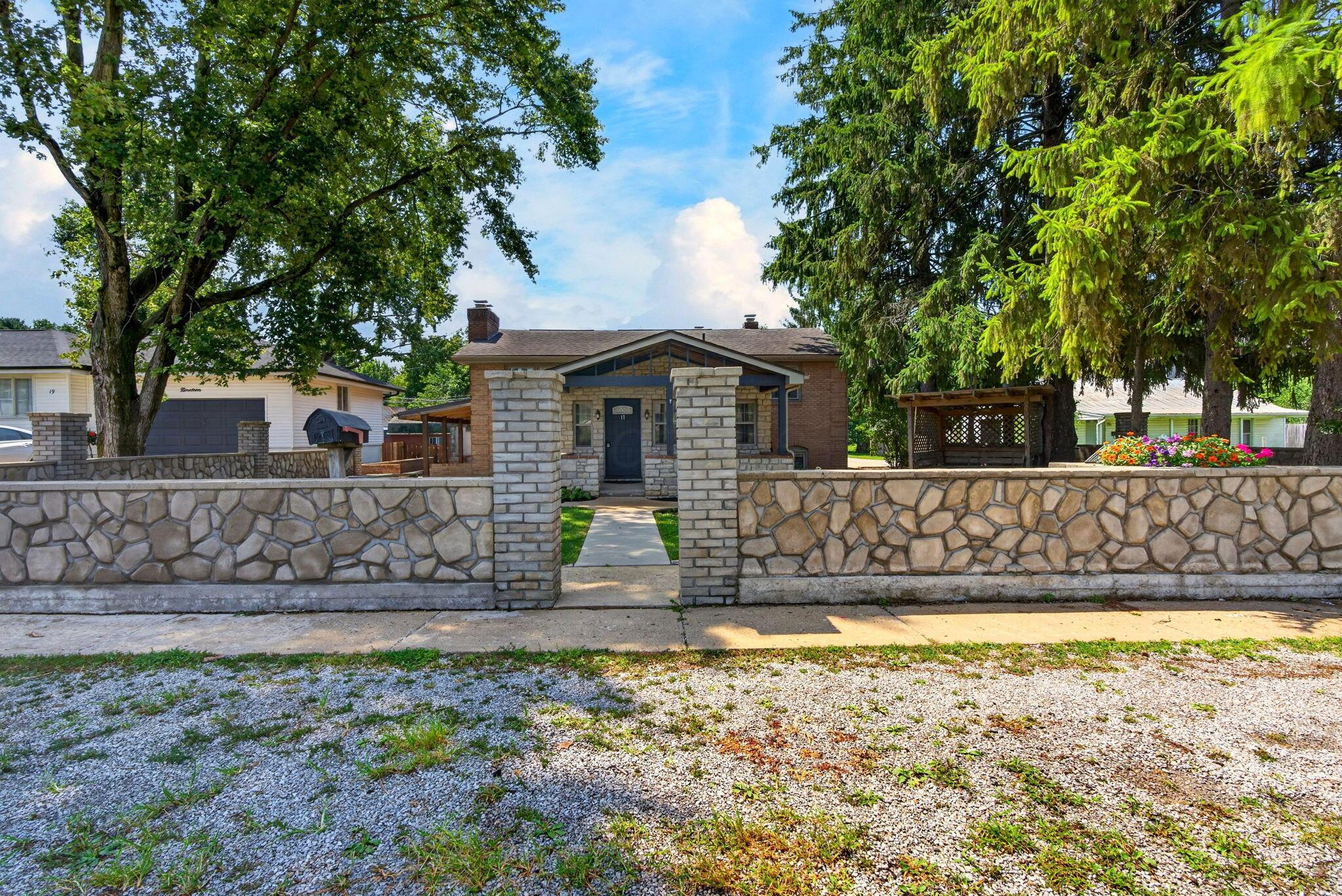 17 E Oak Street Property Photo 3