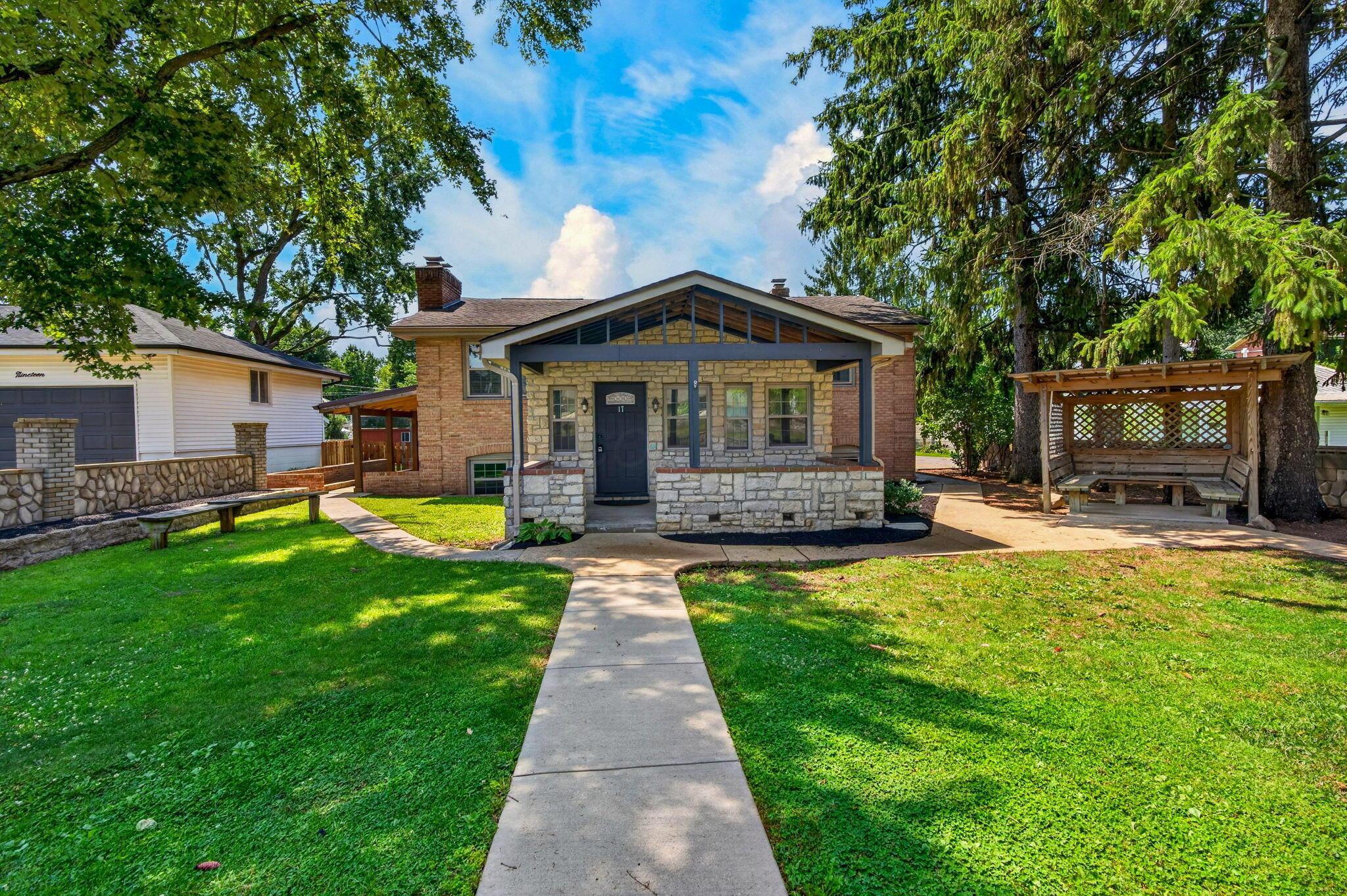 17 E Oak Street Property Photo 4