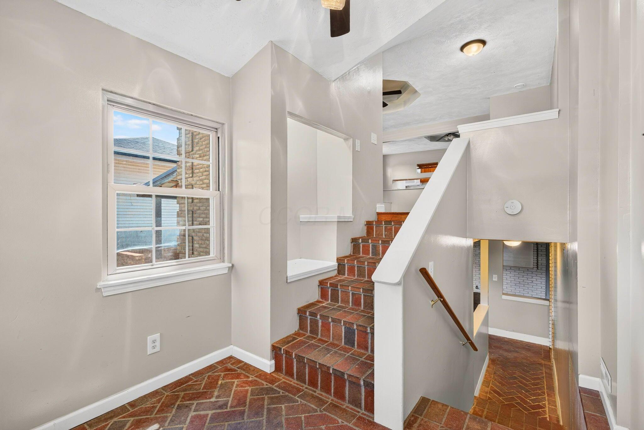 17 E Oak Street Property Photo 6