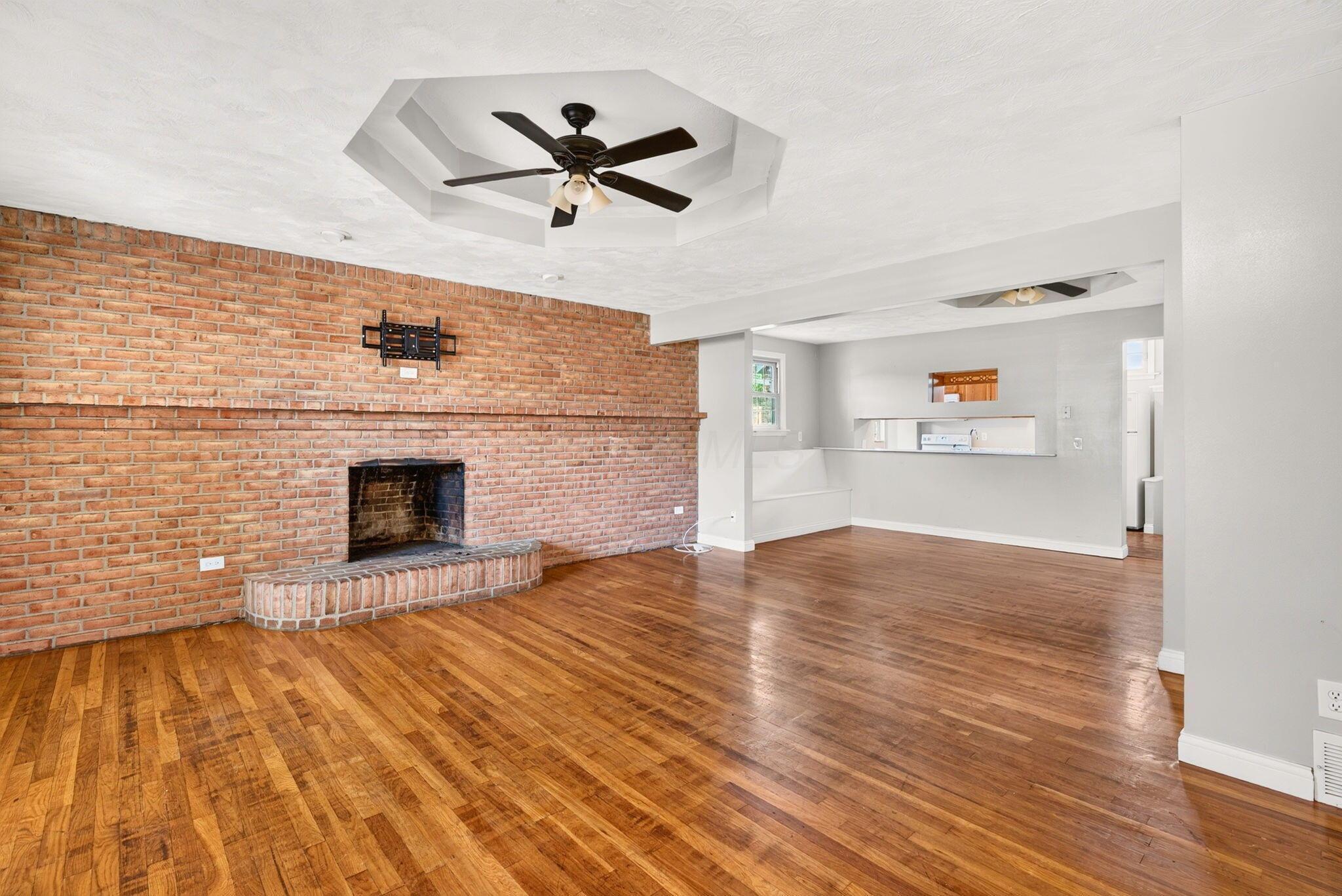 17 E Oak Street Property Photo 7