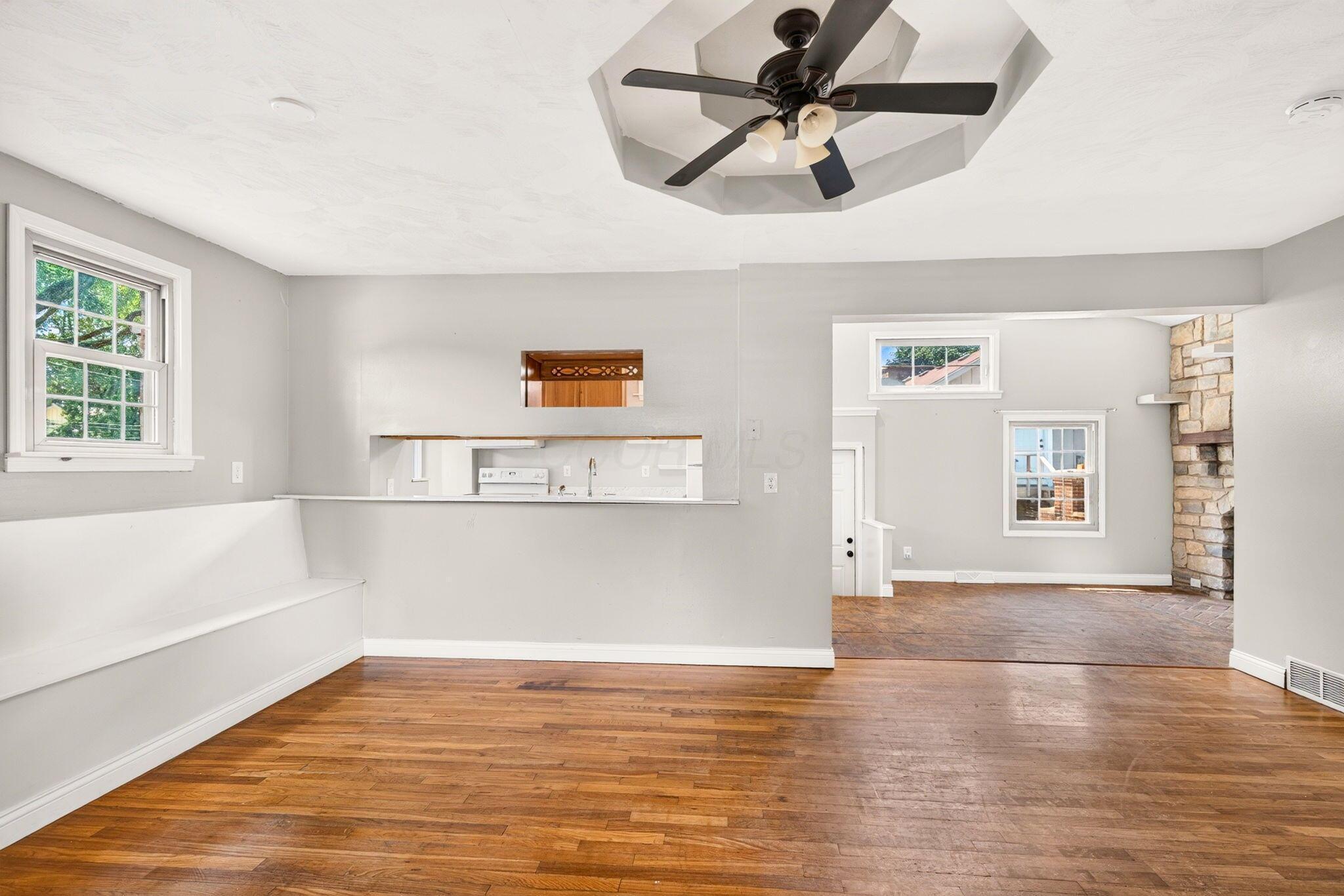 17 E Oak Street Property Photo 11