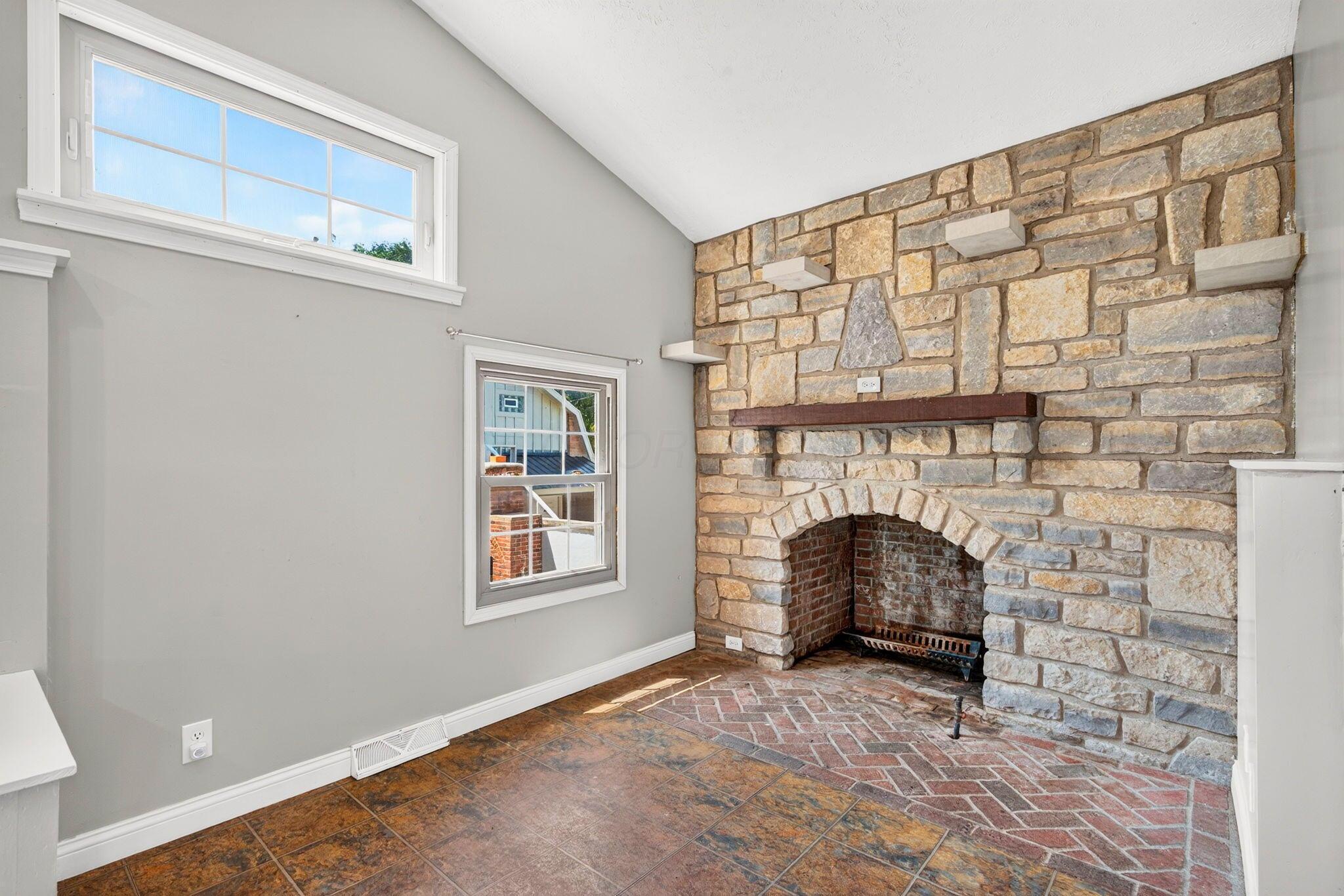 17 E Oak Street Property Photo 13