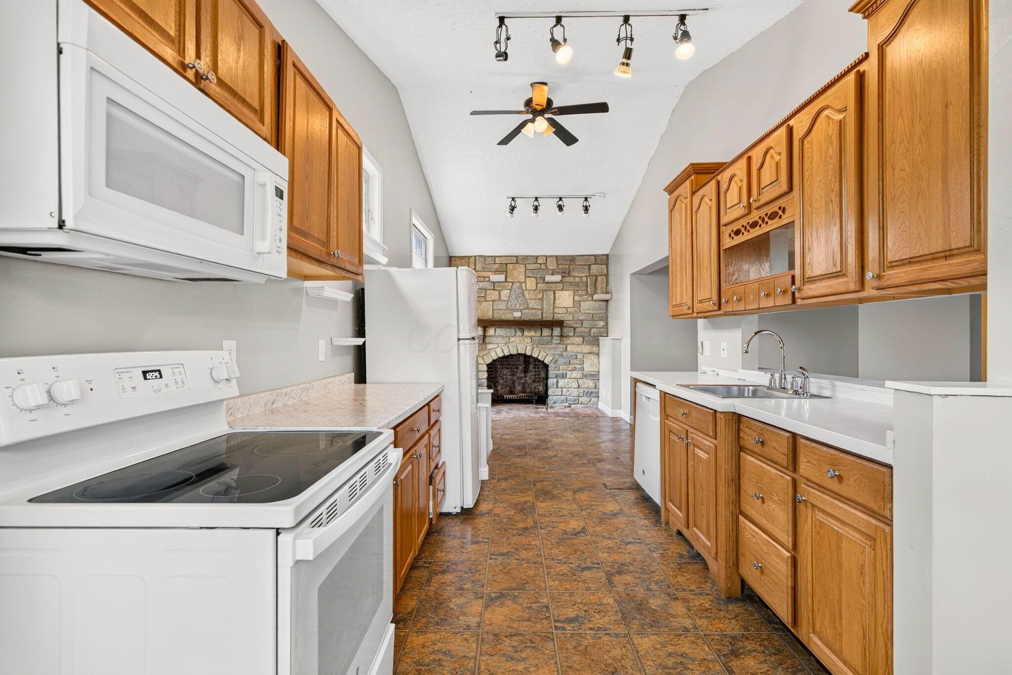 17 E Oak Street Property Photo 14
