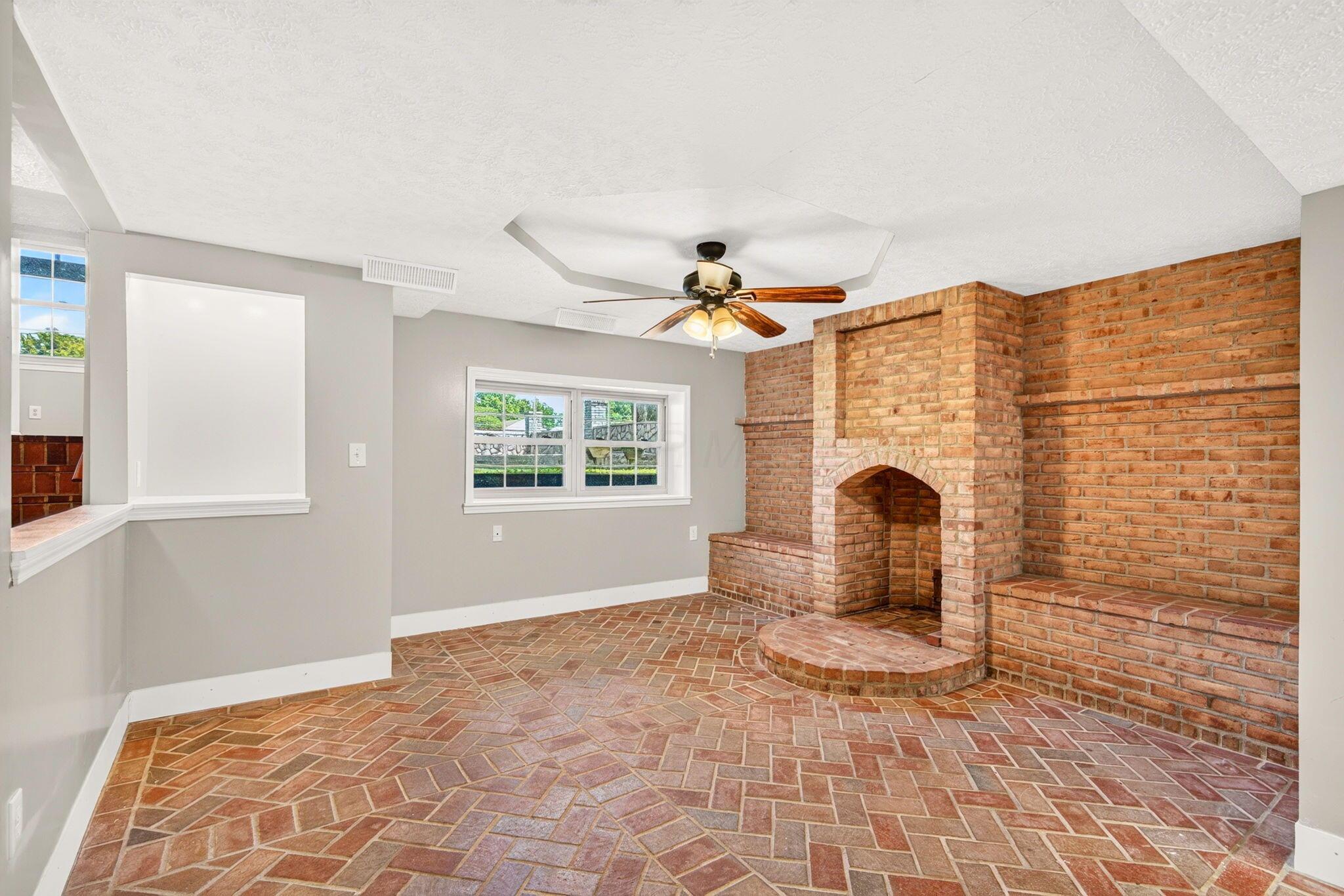 17 E Oak Street Property Photo 15